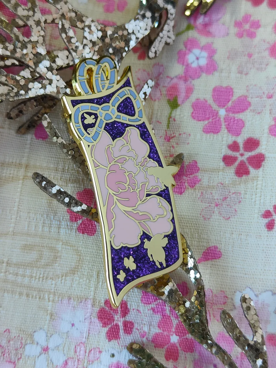 katzenjammerpins-bee-you-charm-bp241-18-pin-blau-glitzer image 1