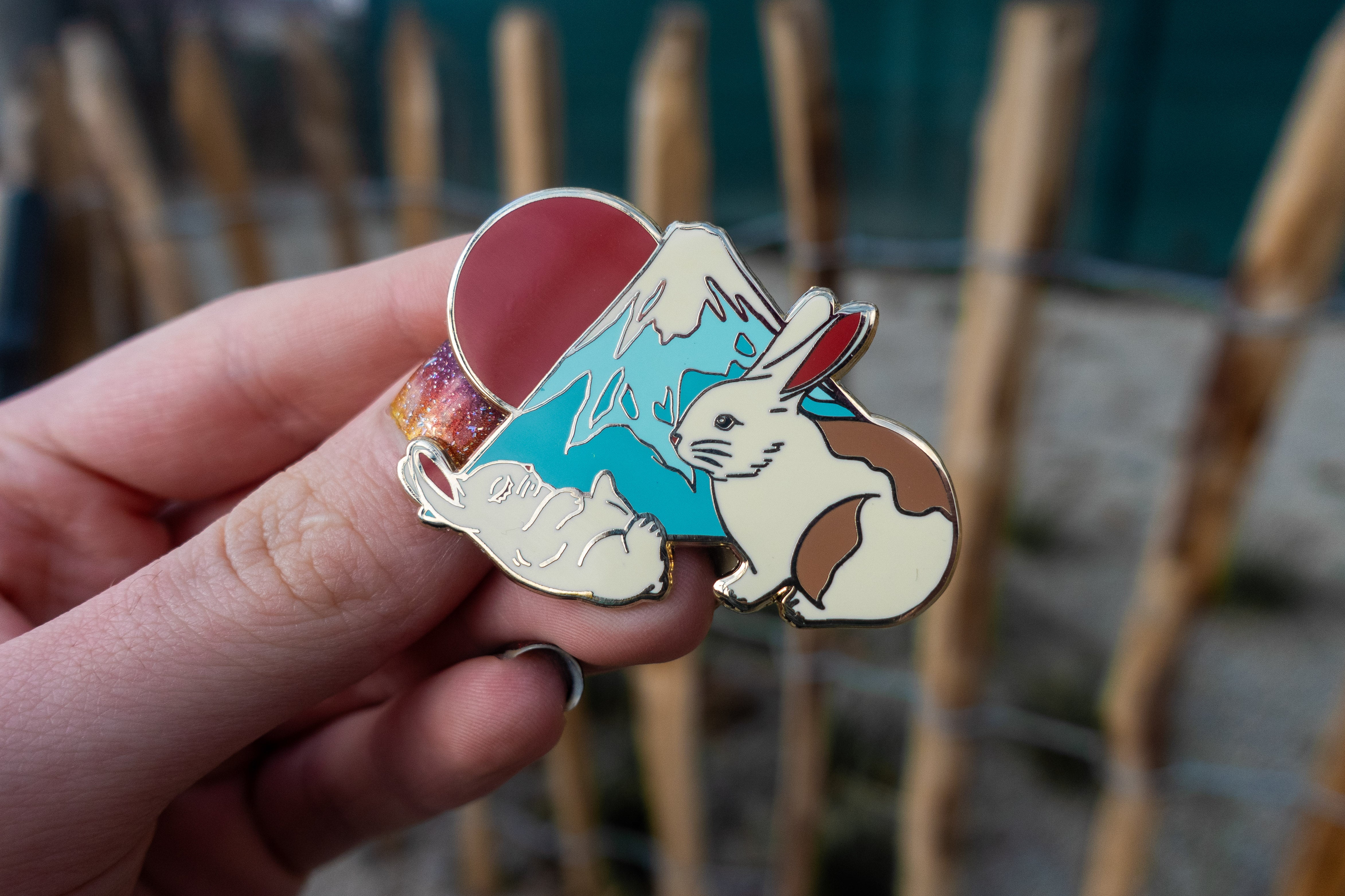 kabujiro-enamel-pins-mount-fuji-bunnies-emaille-pin-gold image 2