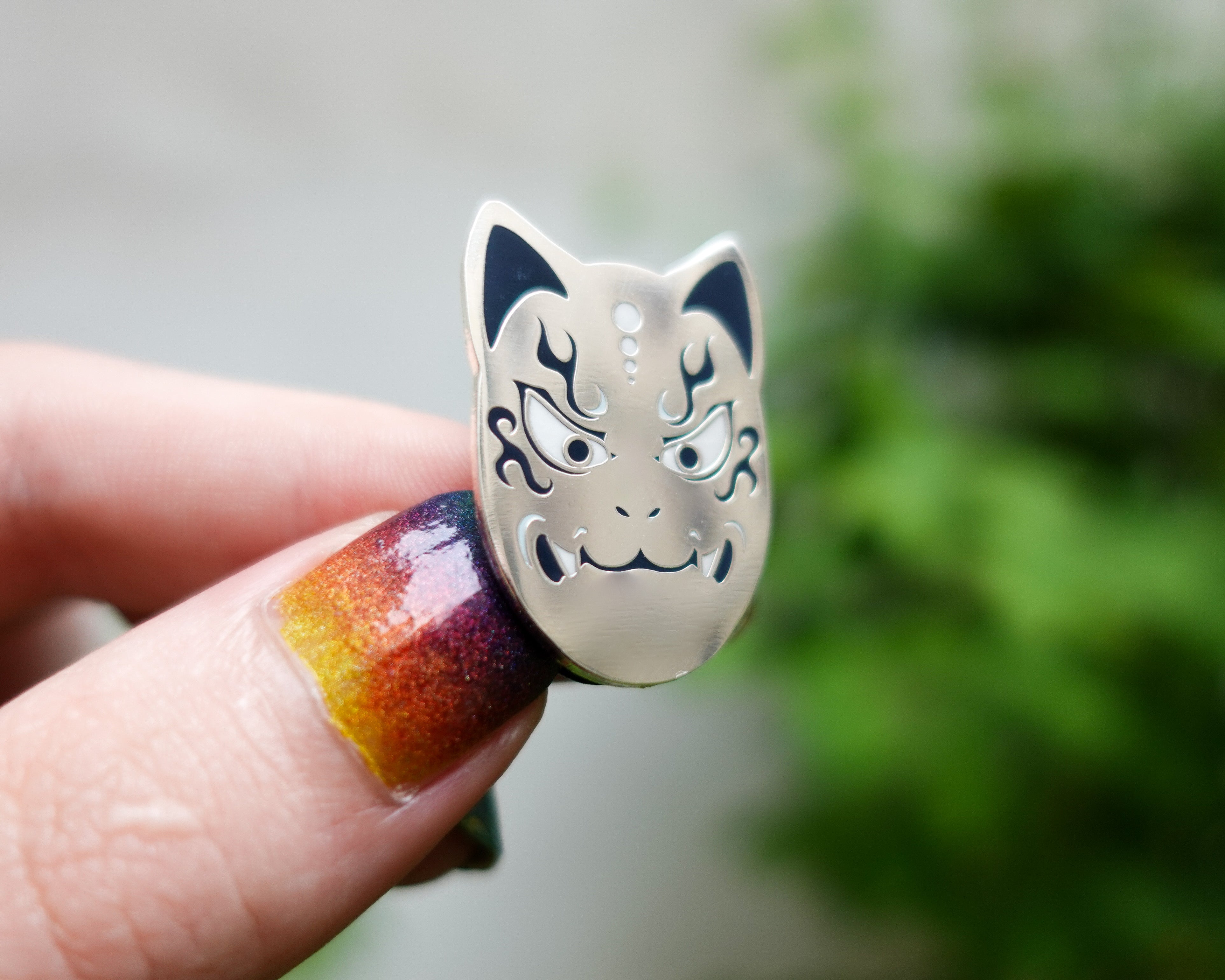 kabujiro-kitsune-mask-emaille-pin-gold-30-mm image 4