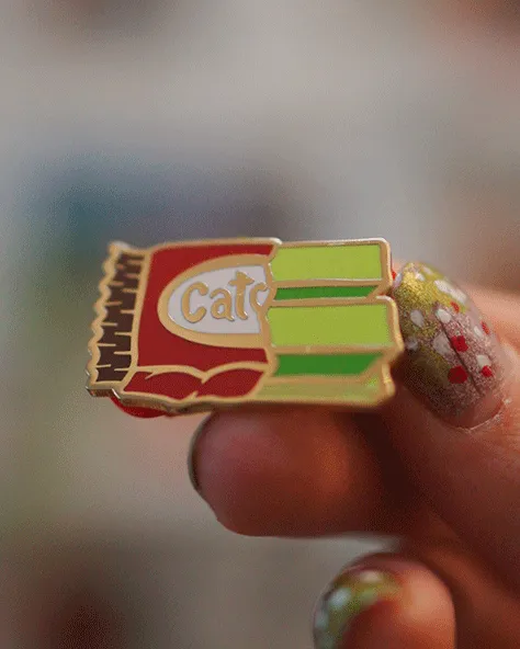 kabujiro-strawberry-matcha-catcat-emaille-pin-dessert image 1