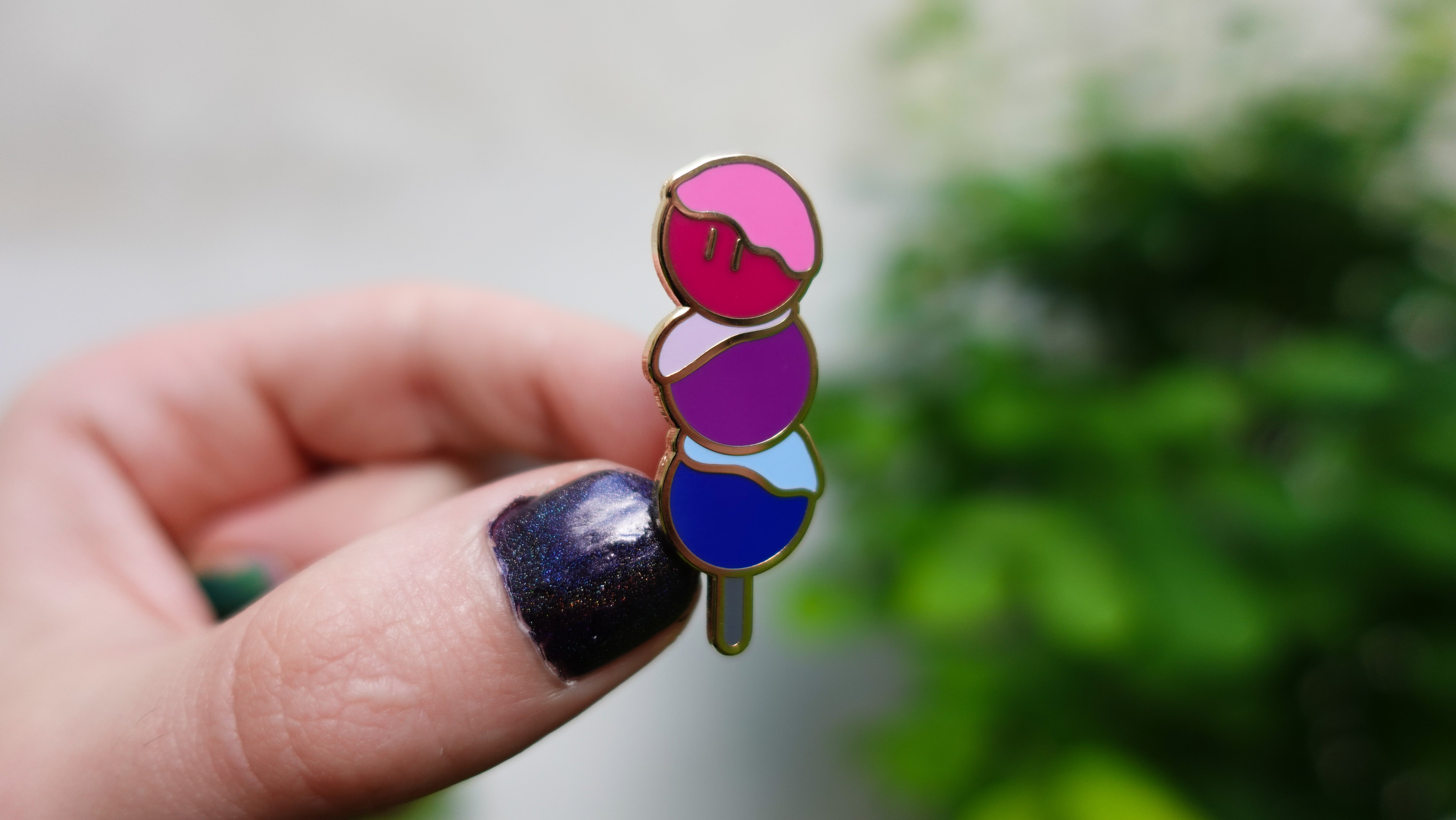 kabujiro-pride-dango-emaille-pin-bisexual-40mm-gold image 2