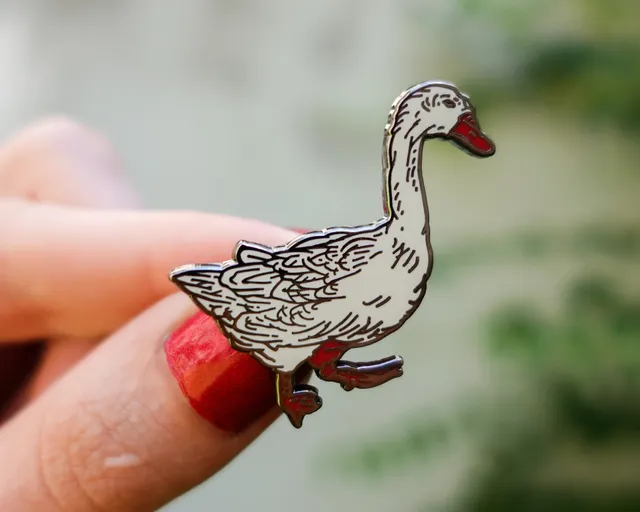 kabujiro-ukiyo-e-gans-emaille-pin-40mm-schwarz image 1