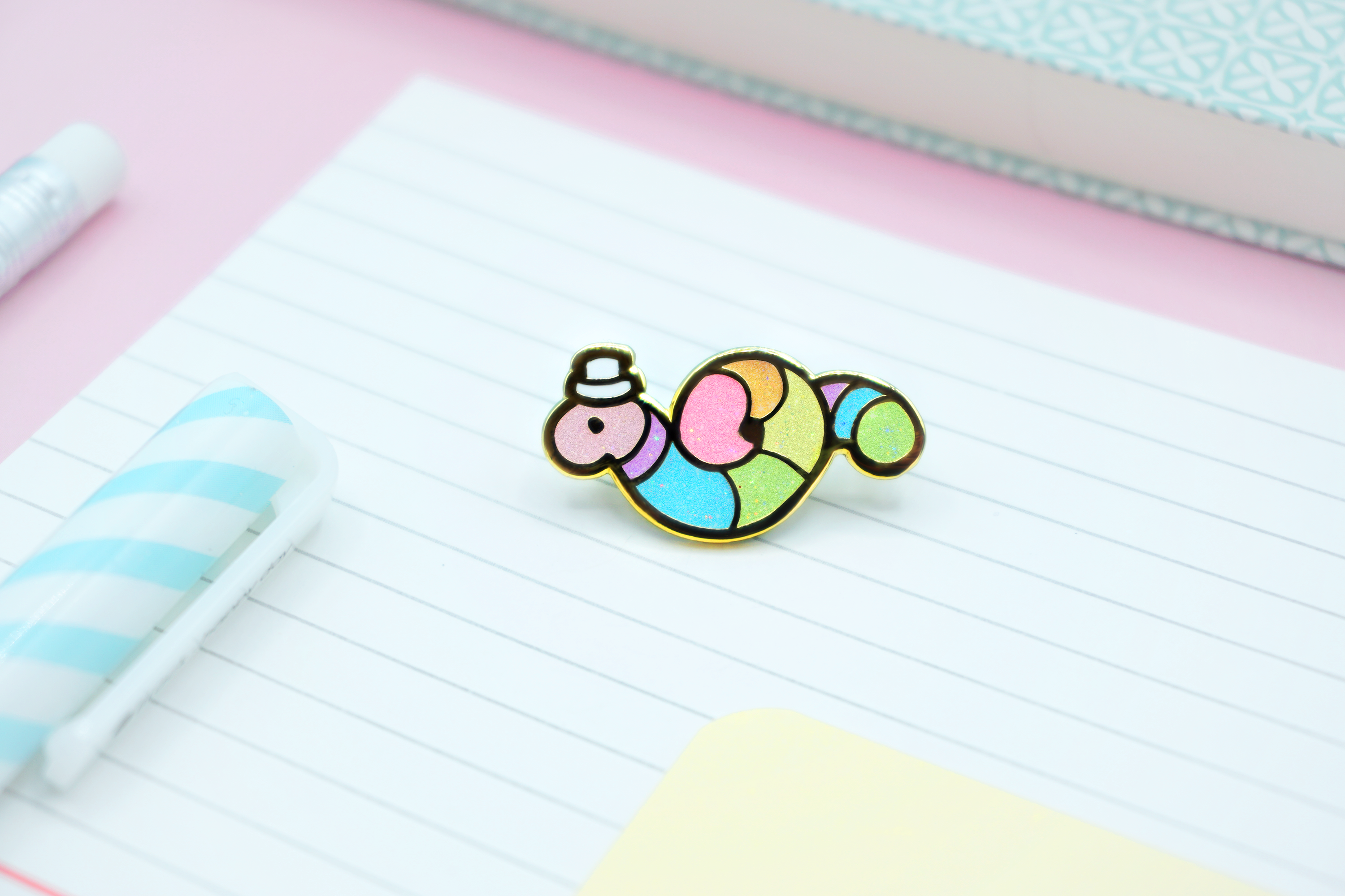 miamouz-rainbow-gummi-worm-enamel-pin-regenbogen-glitzer image 2