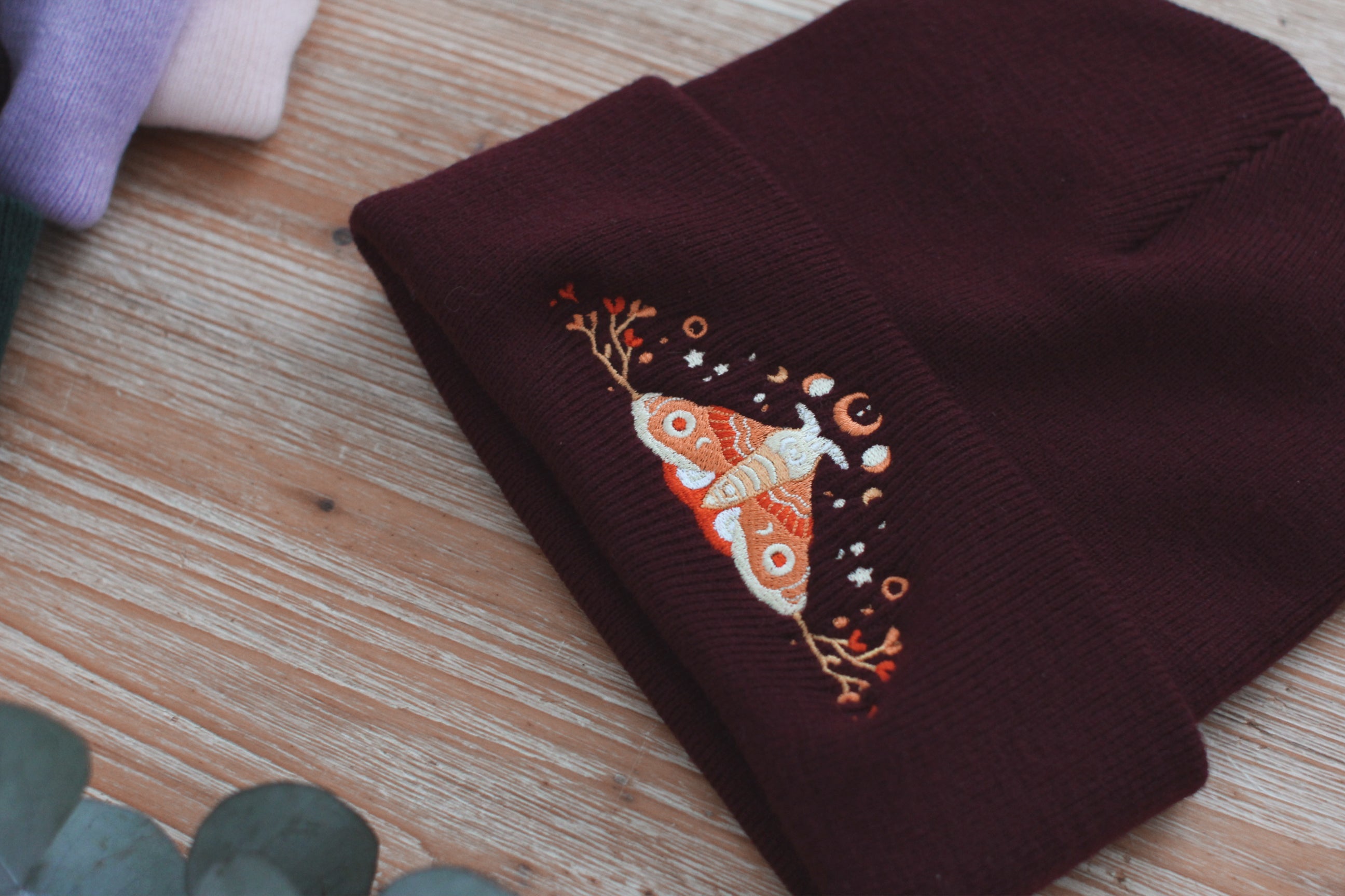 miamouz-beanies-moon-moth-beanie-m-tze-dunkelrot-bestickt image 3