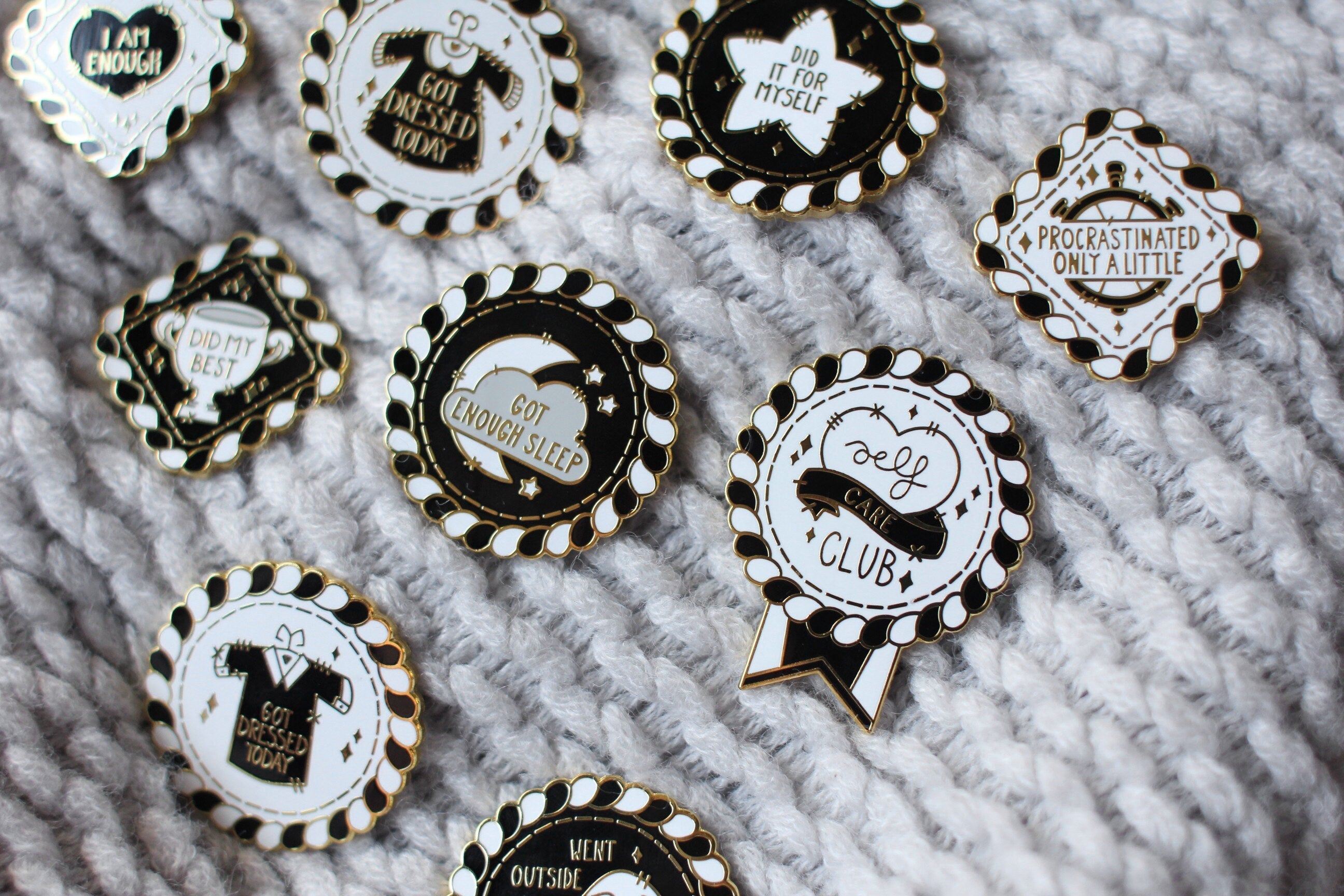 miamouz-self-care-emaille-pins-5er-set-berraschung image 6