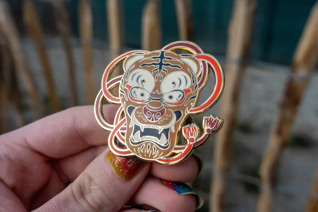 kabujiro-enamel-pins-tiger-mask-emaille-pin-gold-47x50mm image 1