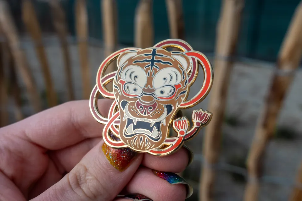 kabujiro-enamel-pins-tiger-mask-emaille-pin-gold-47x50mm image 1
