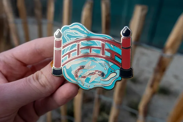 kabujiro-koi-pond-bridge-emaille-pin-koi-teich-gold-50x58mm image 1