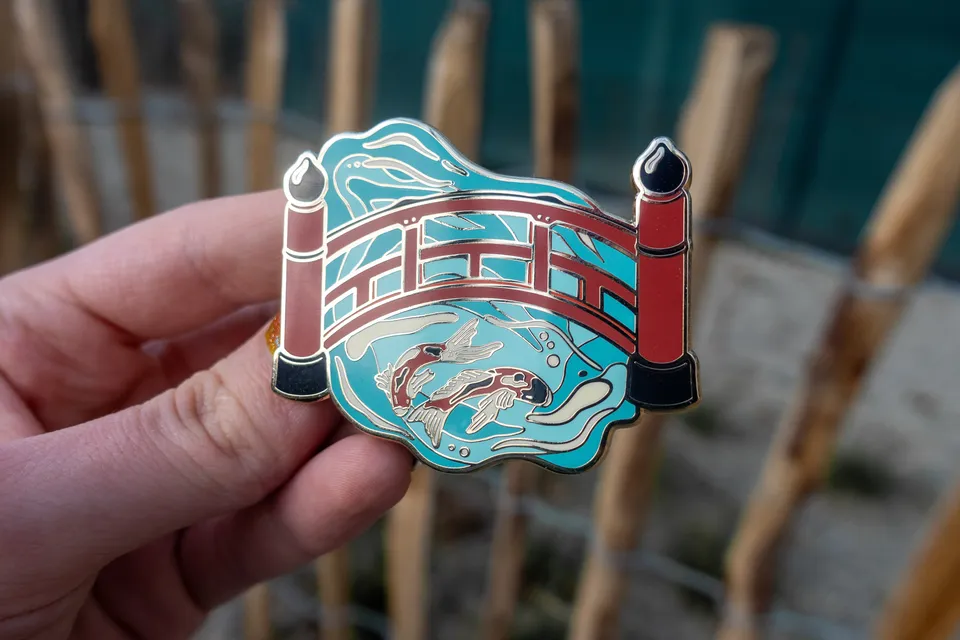 kabujiro-koi-pond-bridge-emaille-pin-koi-teich-gold-50x58mm image 1