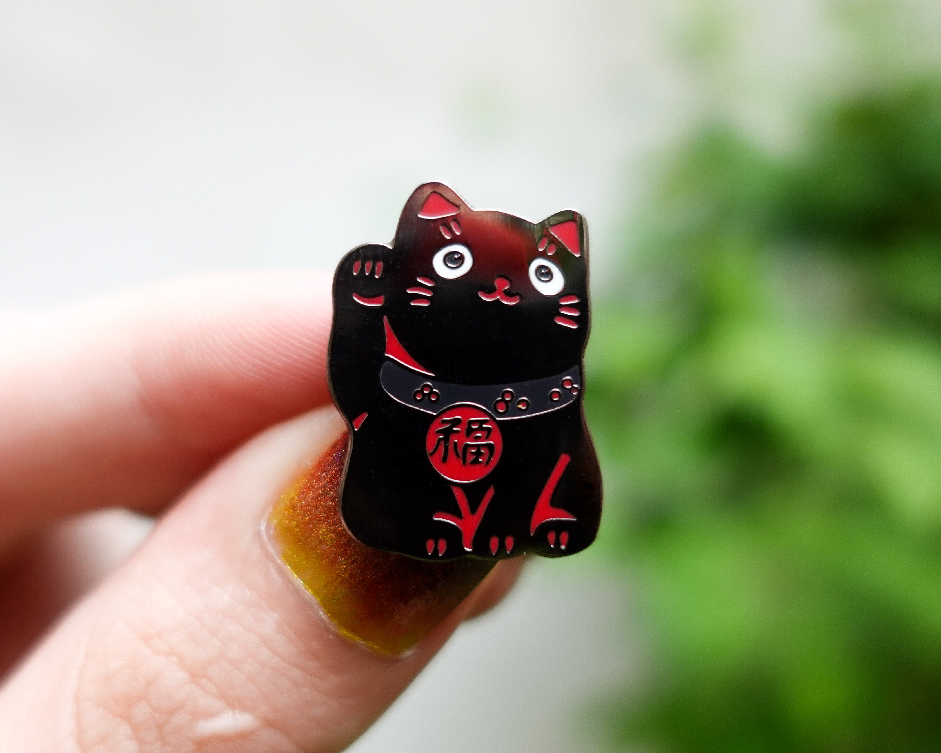kabujiro-lucky-cat-enamel-pin-25mm-gold-gl-ckskatze image 2