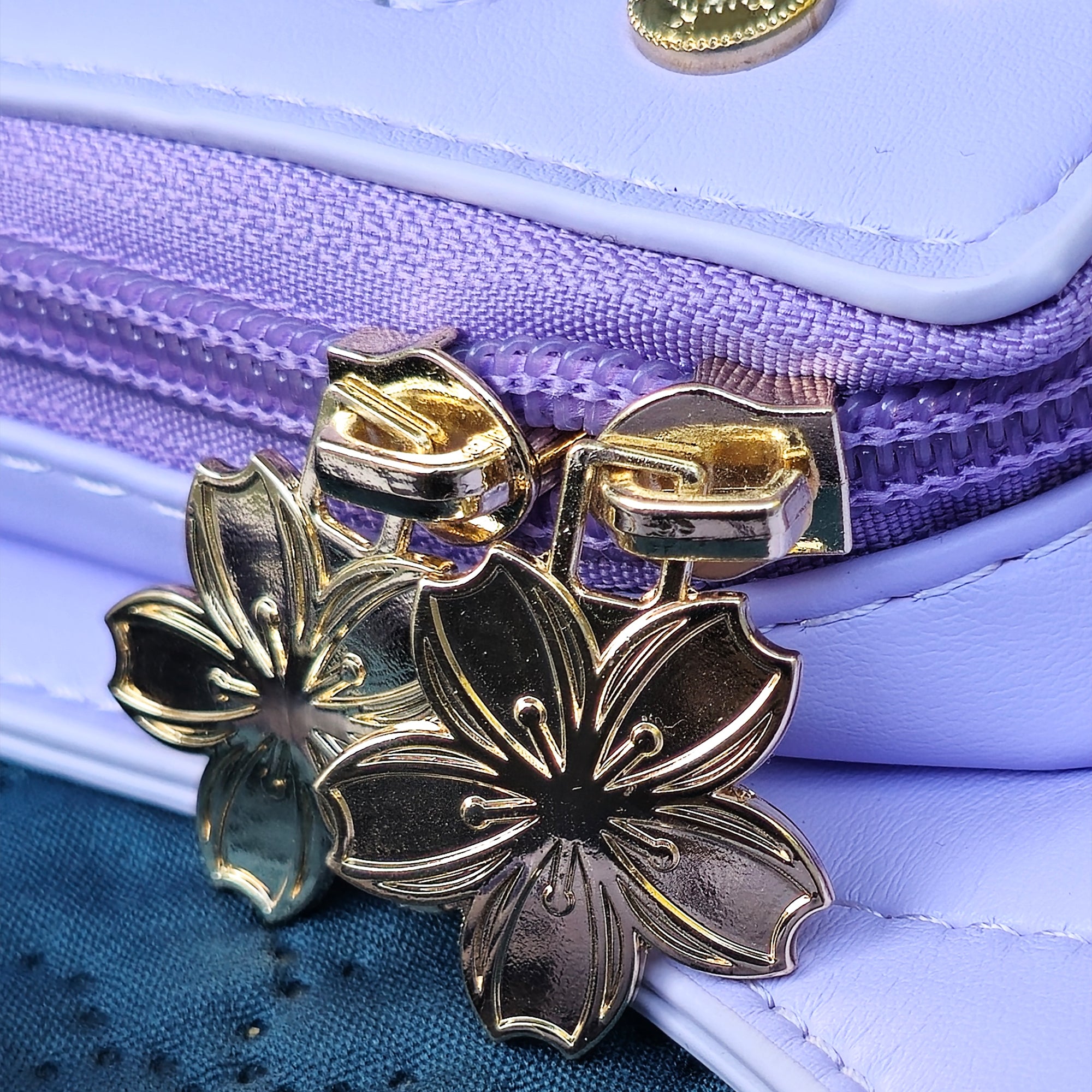 katzenjammerpins-ita-bag-bauchtasche-lila-pins-fenster-standard image 4