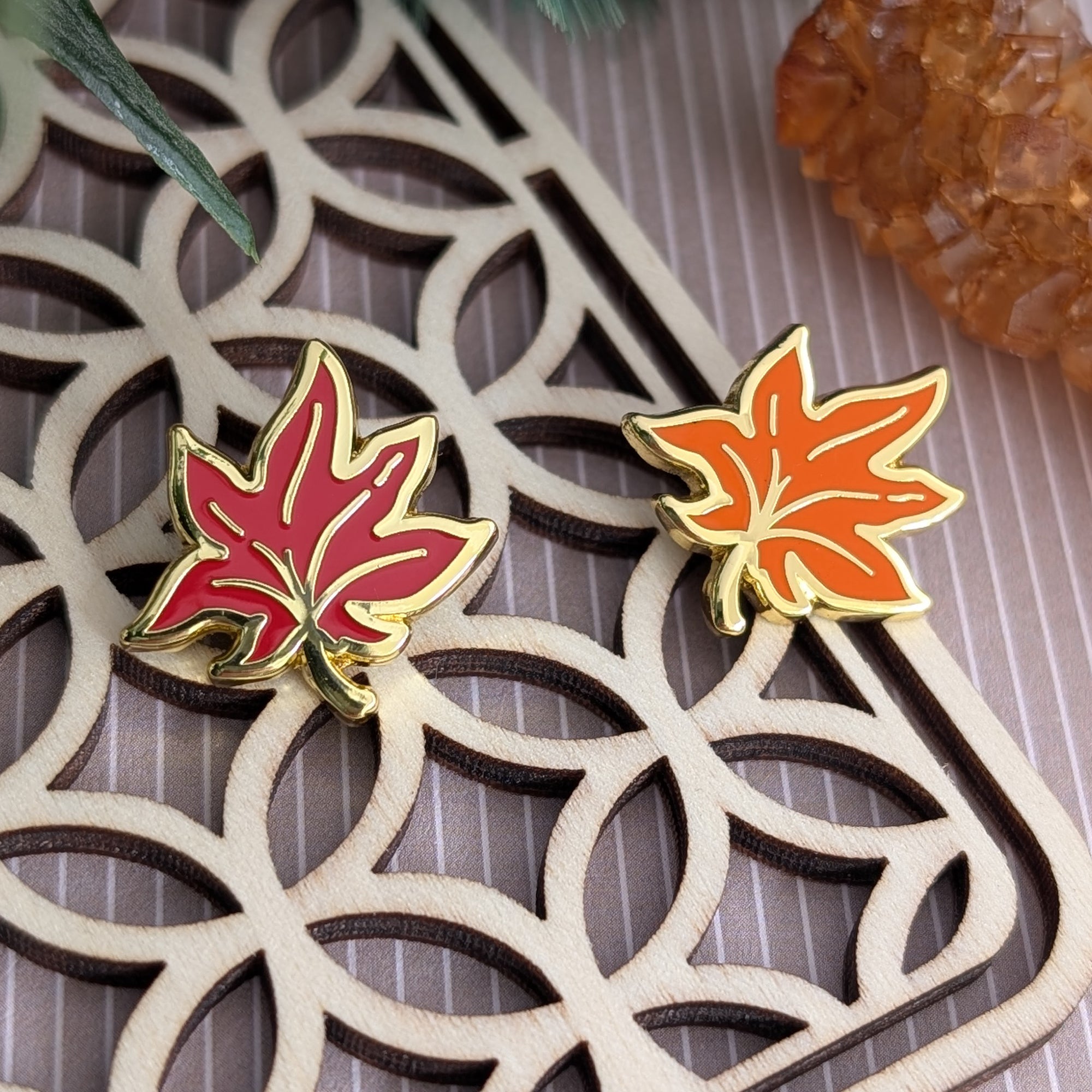katzenjammerpins-maple-leaf-mini-pin-anstecknadel-rot image 1
