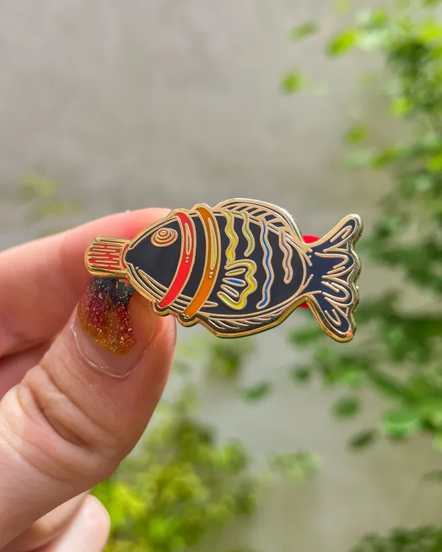 kabujiro-rainbow-soy-sauce-fish-emaille-pin-40mm image 1