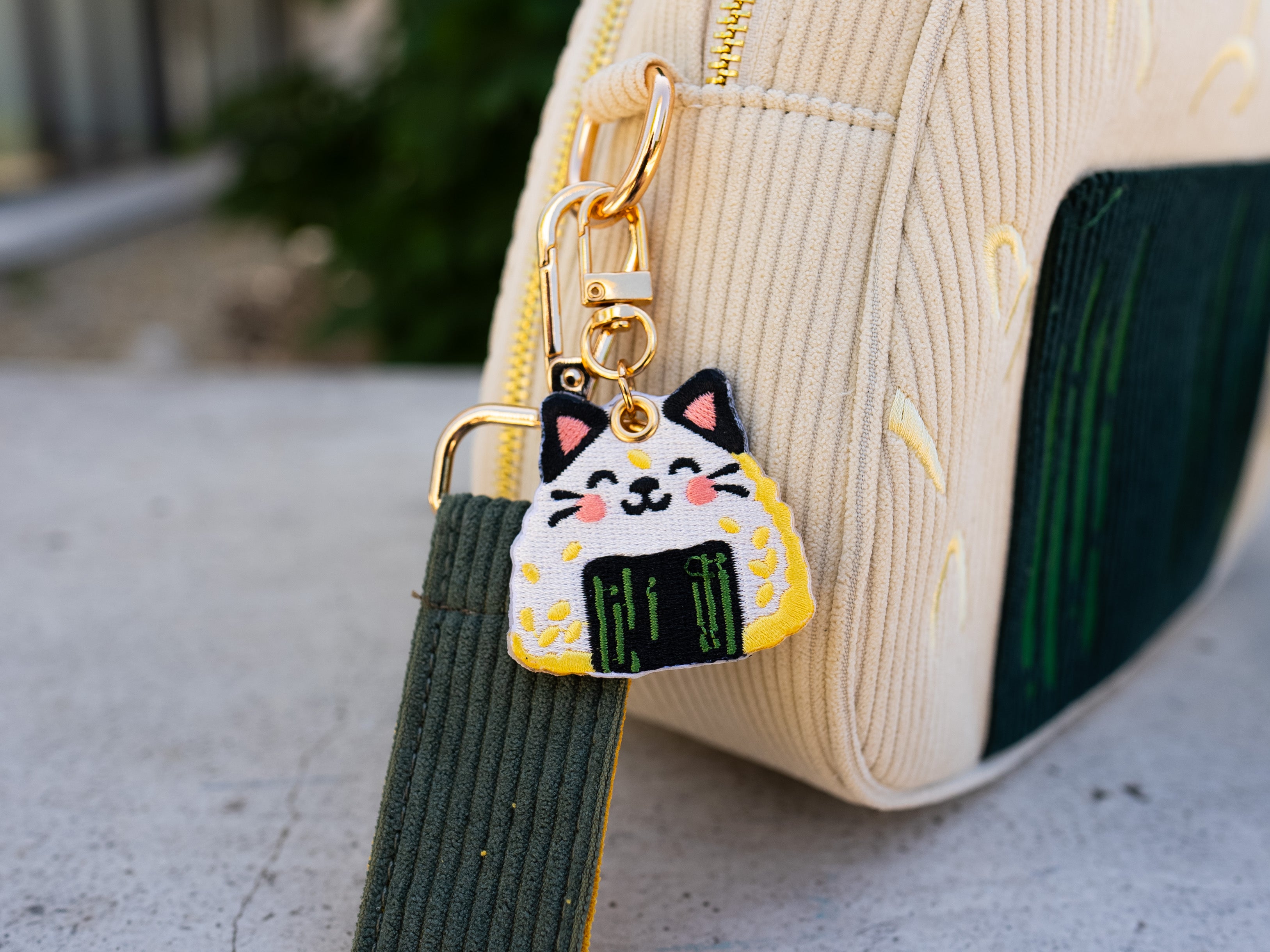 kabujiro-onigiri-cat-schl-sselanh-nger-bestickt-doppelseitig image 2