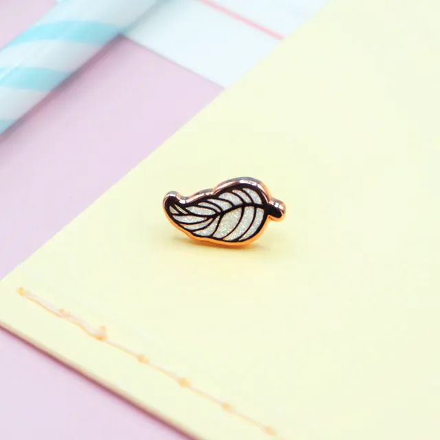miamouz-white-glitter-feather-mini-emaille-pin-feder-14mm image 1