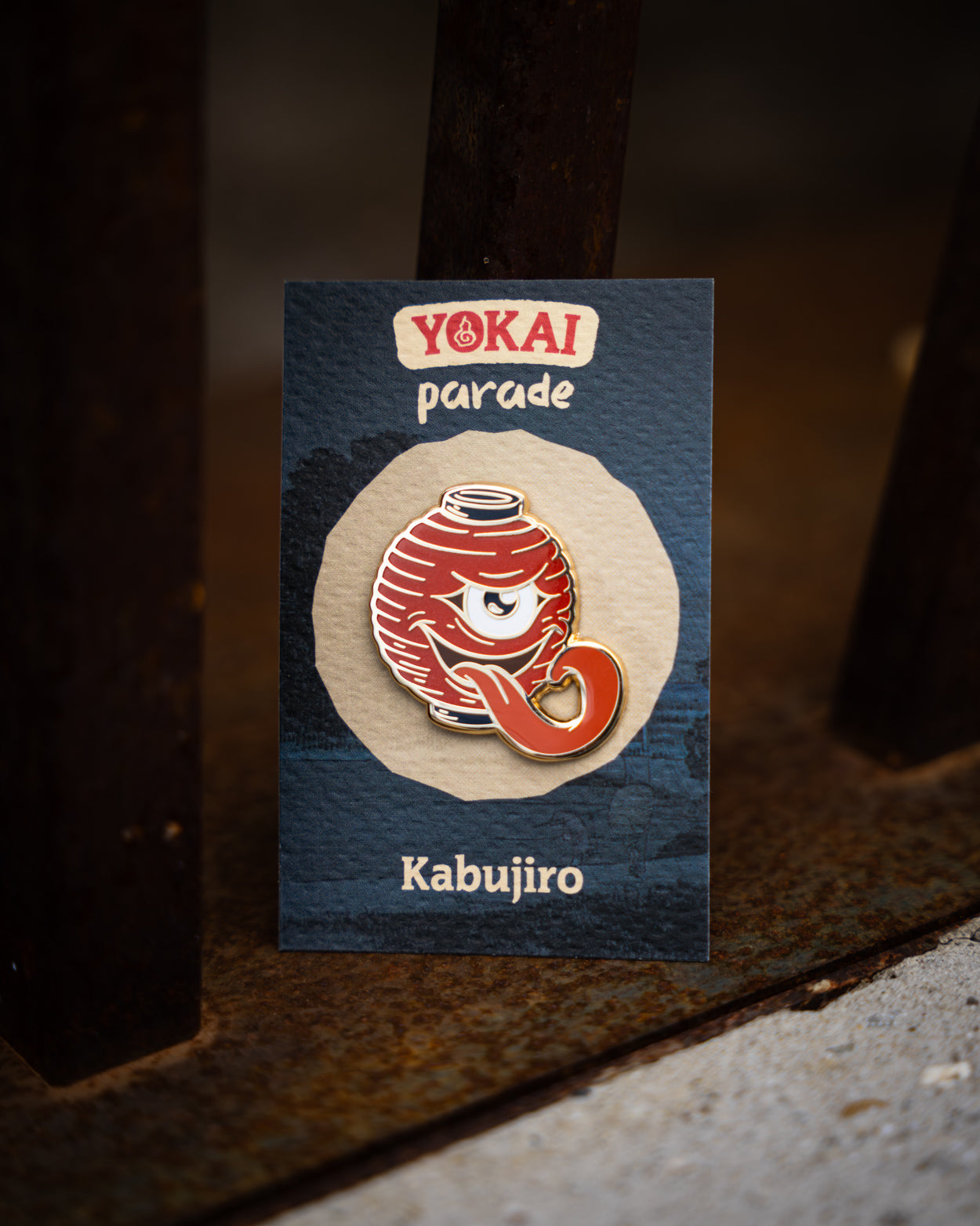 kabujiro-yokai-parade-chochin-obake-emaille-pin-rot-nachtleuchtend image 3