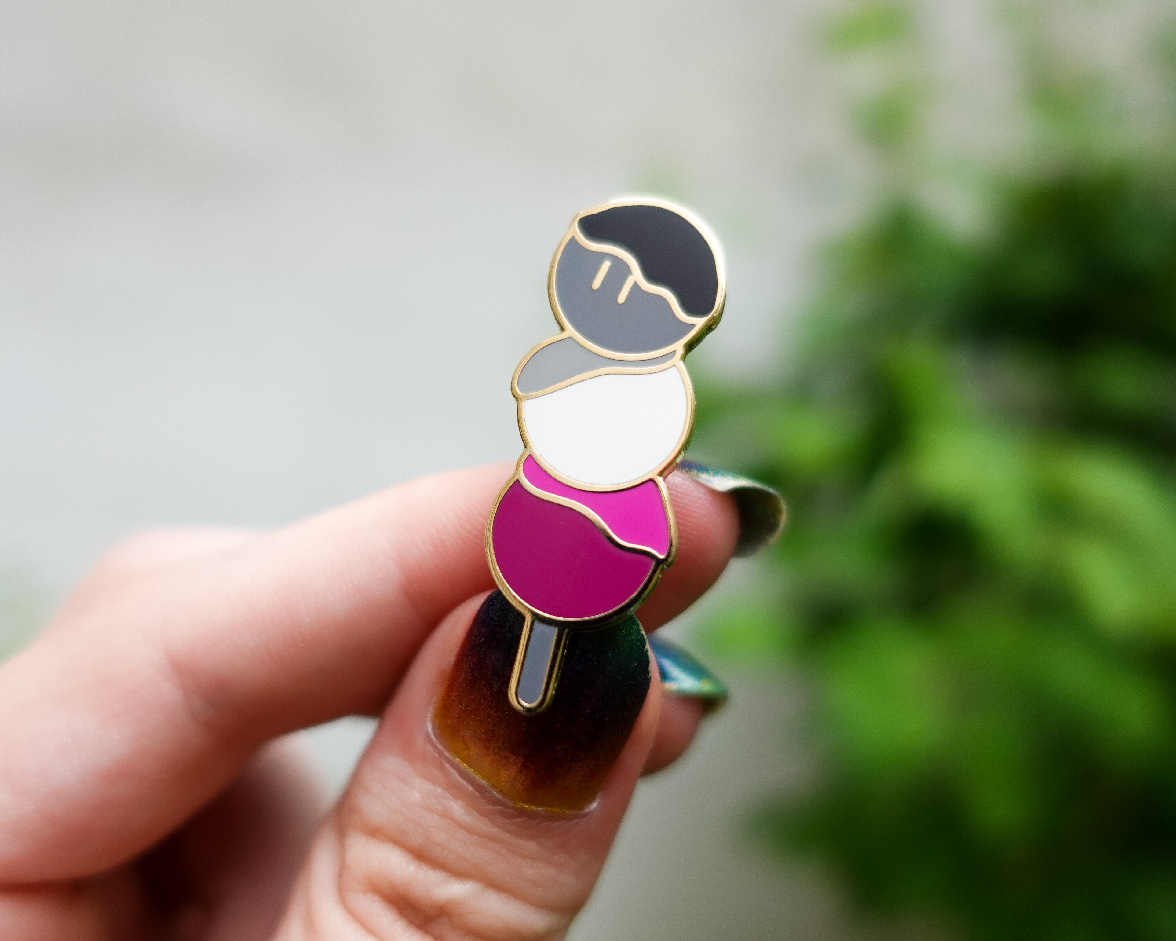 kabujiro-enamel-pins-pride-dango-asexual-emaille-pin-gold image 1