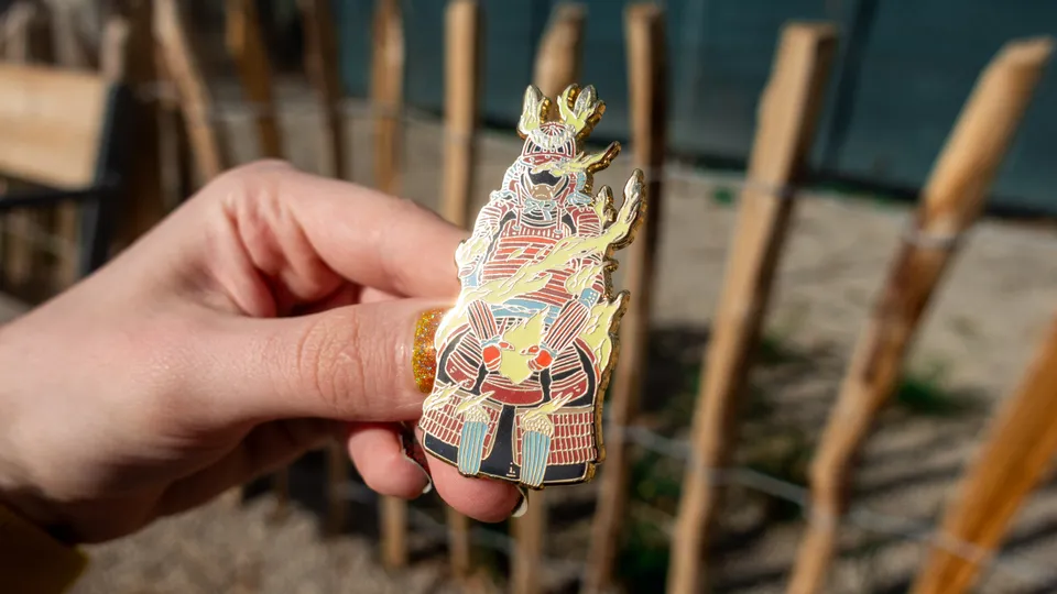 kabujiro-shrine-samurai-armour-emaille-pin-65mm-glow image 1
