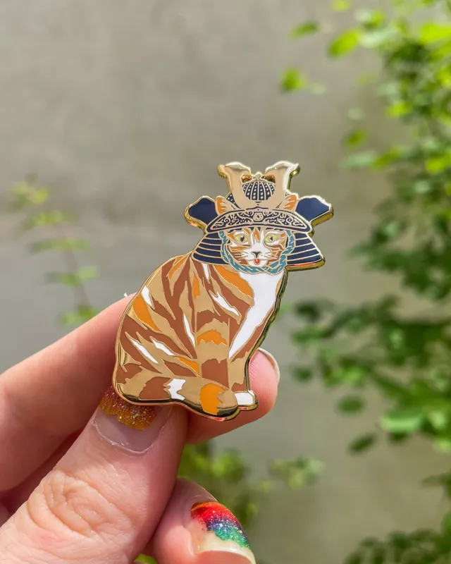 kabujiro-samurai-cat-emaille-pin-katze-50mm image 1
