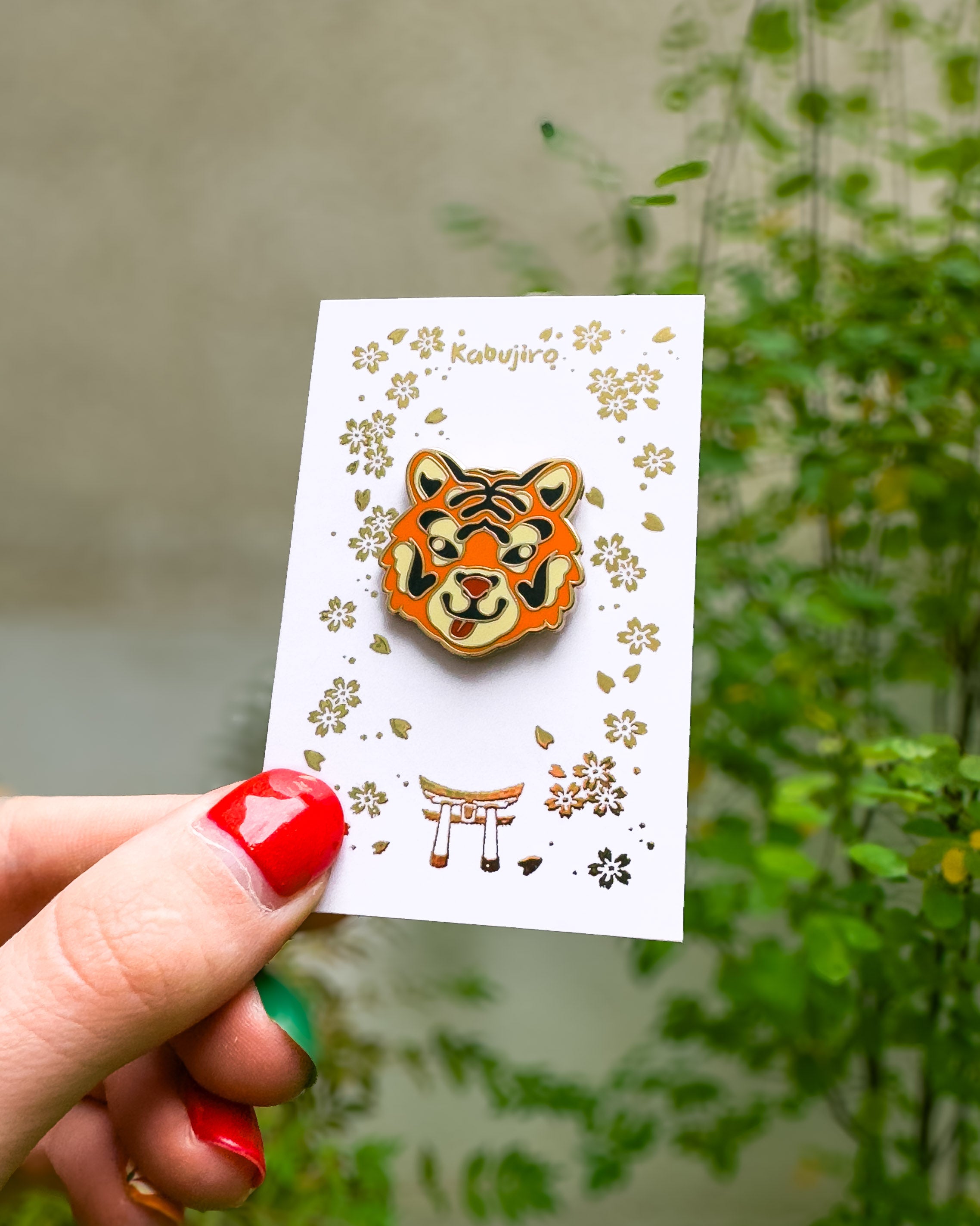 kabujiro-enamel-pins-tiger-email-pin-gold-28-mm image 2