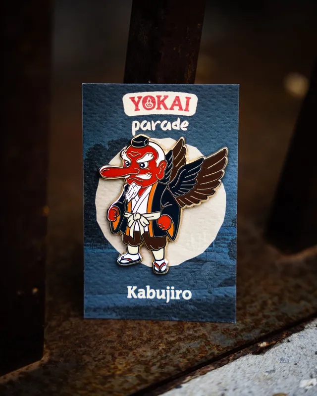 kabujiro-yokai-parade-tengu-emaille-pin-46x50mm-gold image 1