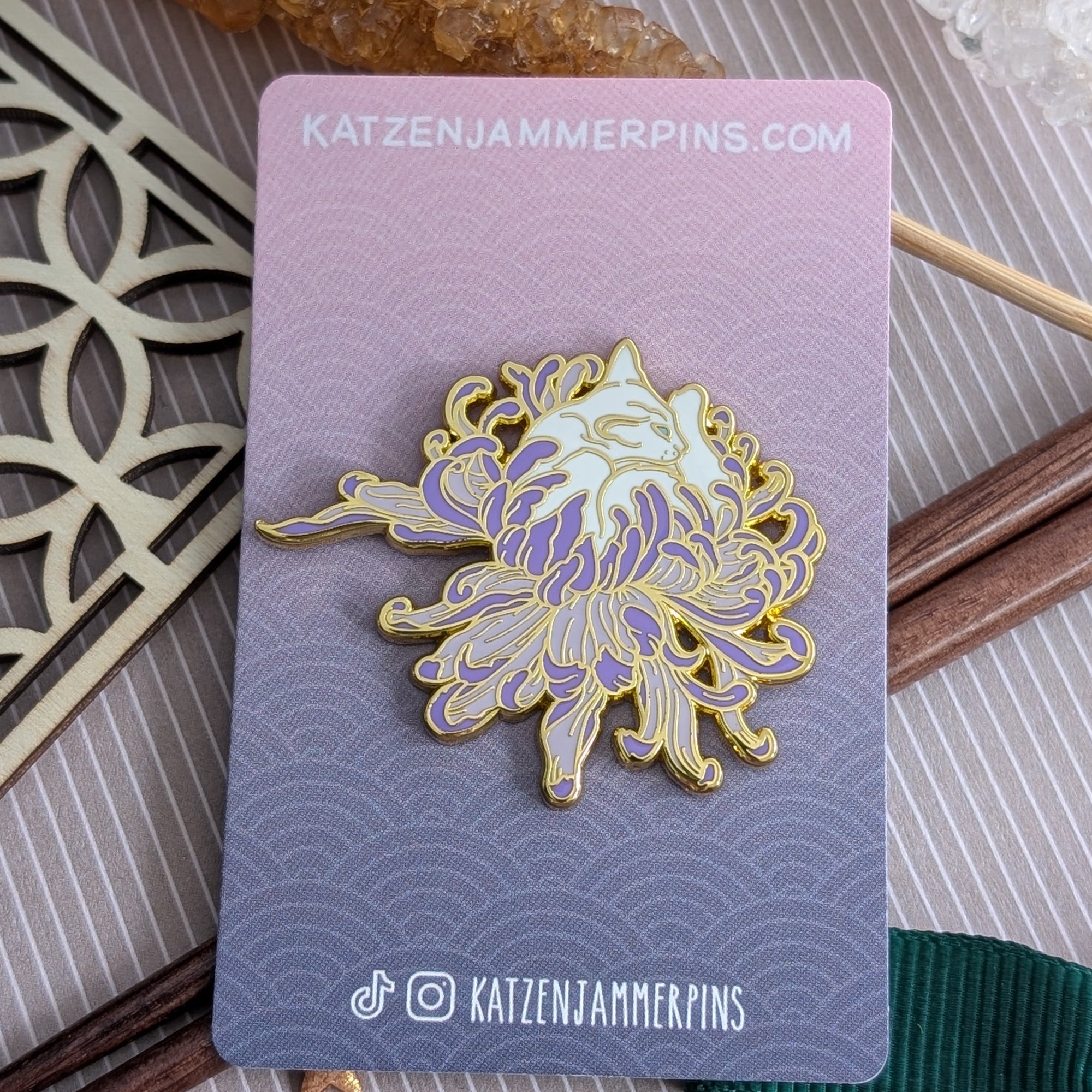katzenjammerpins-chrysanthemum-cat-emaille-pin-violett image 4