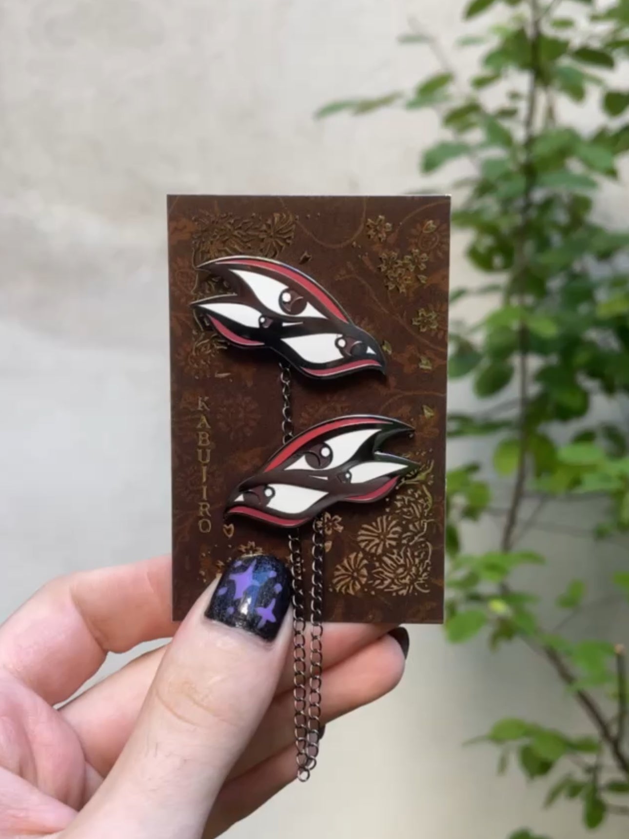 kabujiro-enamel-pins-kabuki-eyes-collar-pin-set-schwarz-kette image 1