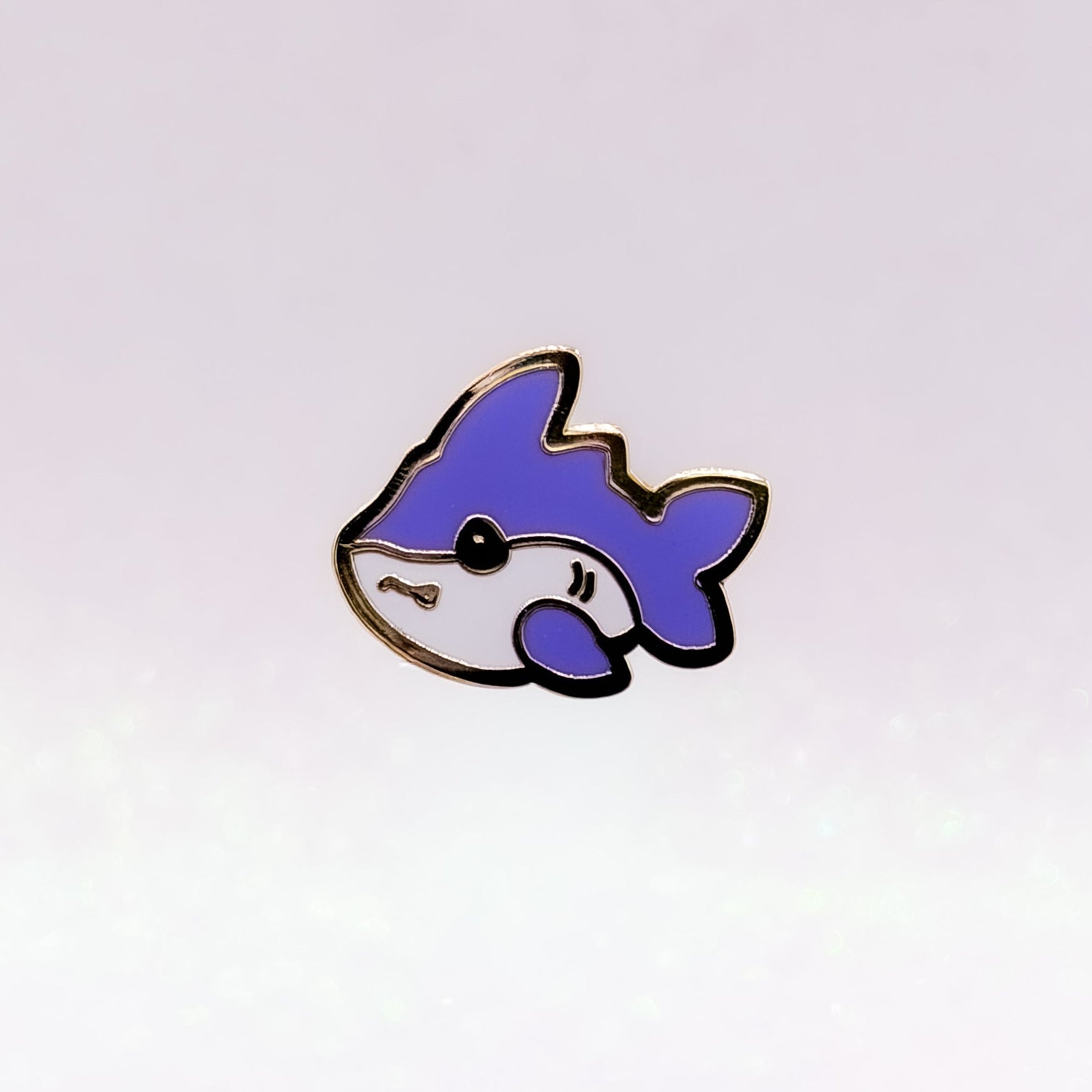 miamouz-small-shark-emaille-pin-gold-35-mm-hai image 1