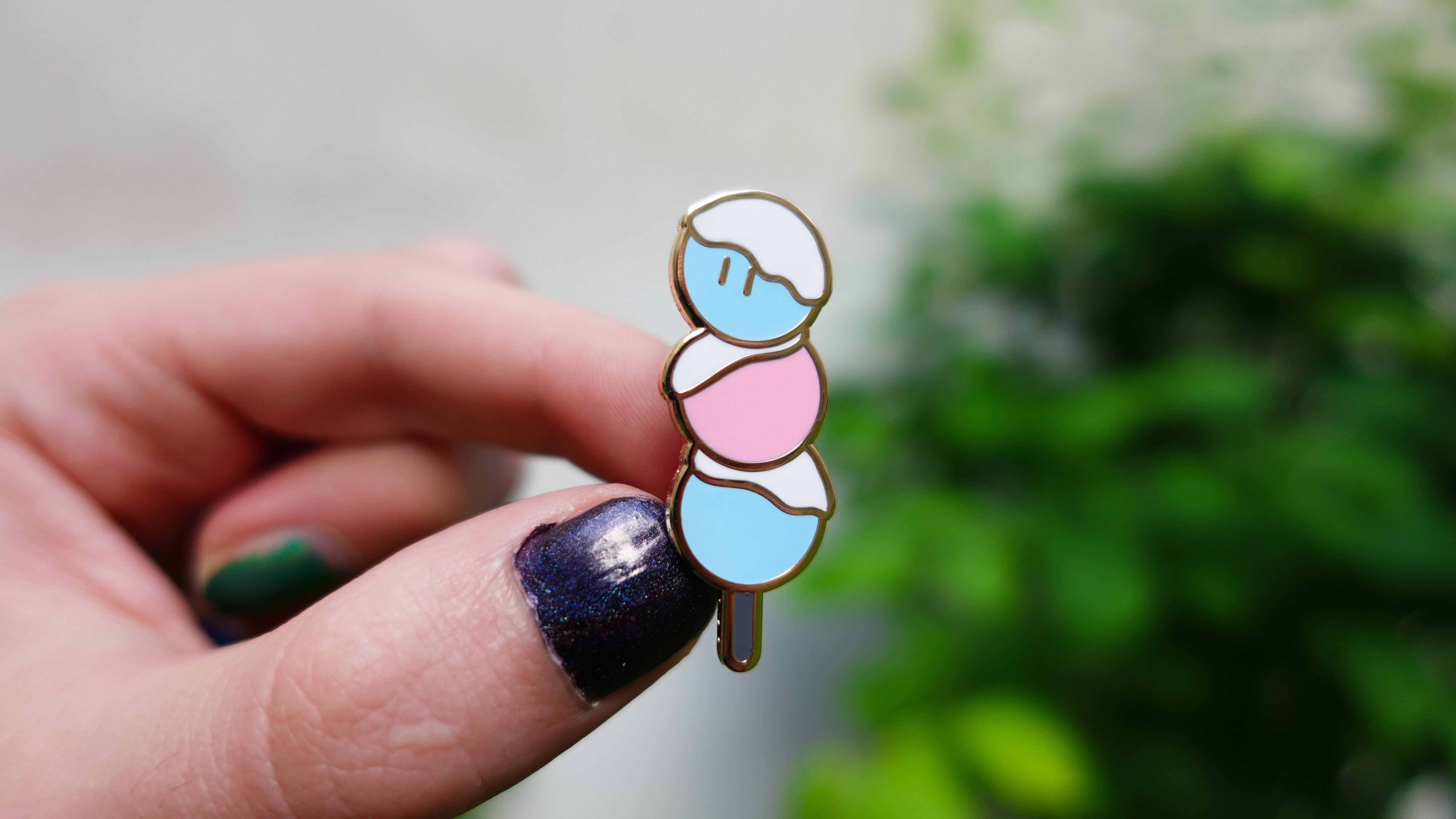 kabujiro-pride-dango-emaille-pin-trans-40mm-gold image 2