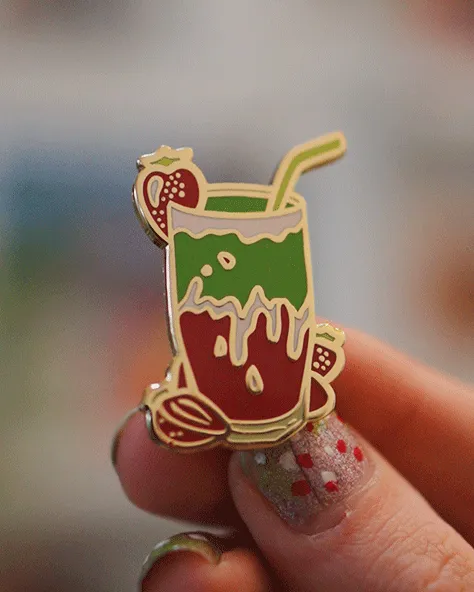 kabujiro-enamel-pins-strawberry-matcha-emaille-pin-40mm image 1