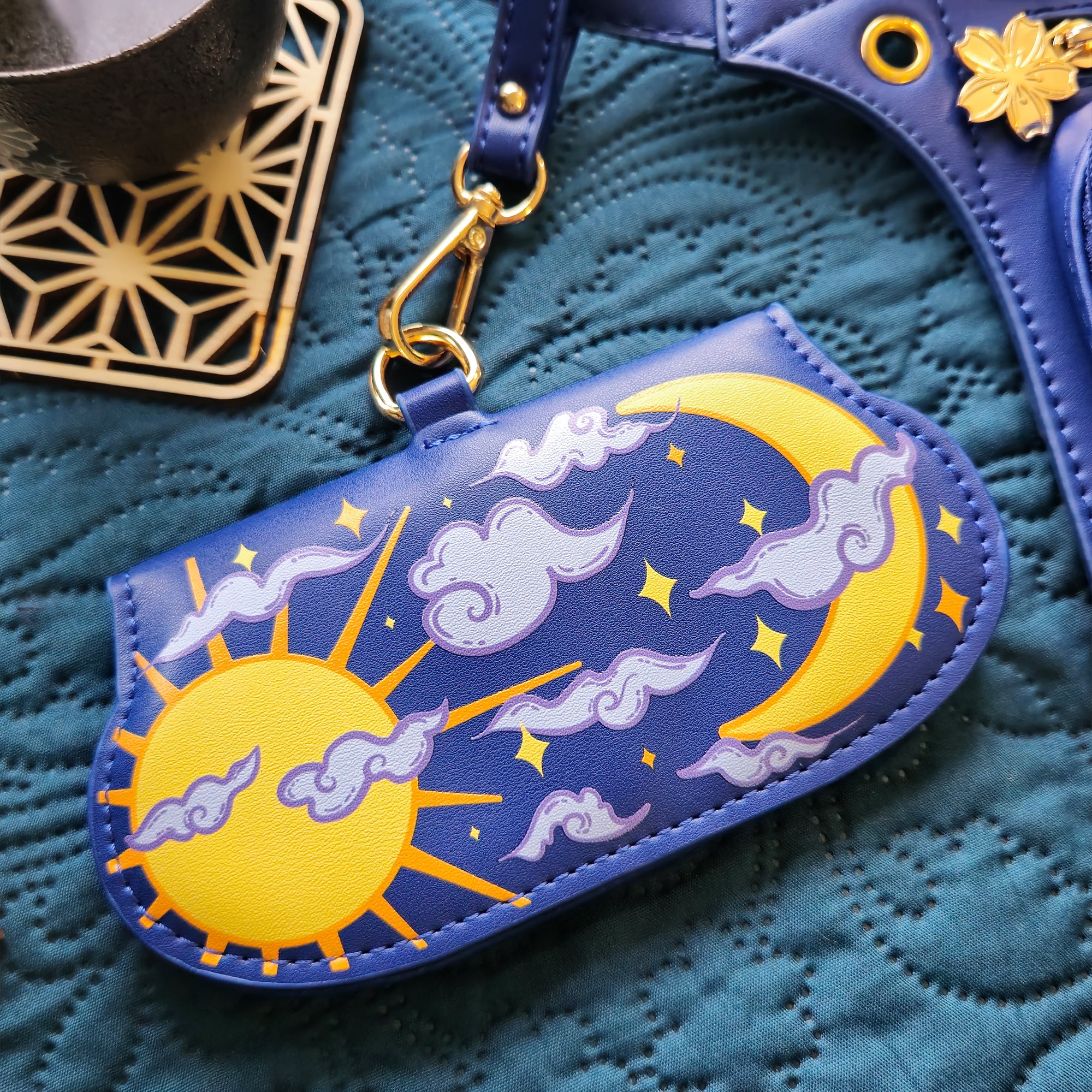 katzenjammerpins-sun-and-moon-brillenhalter-standard image 4