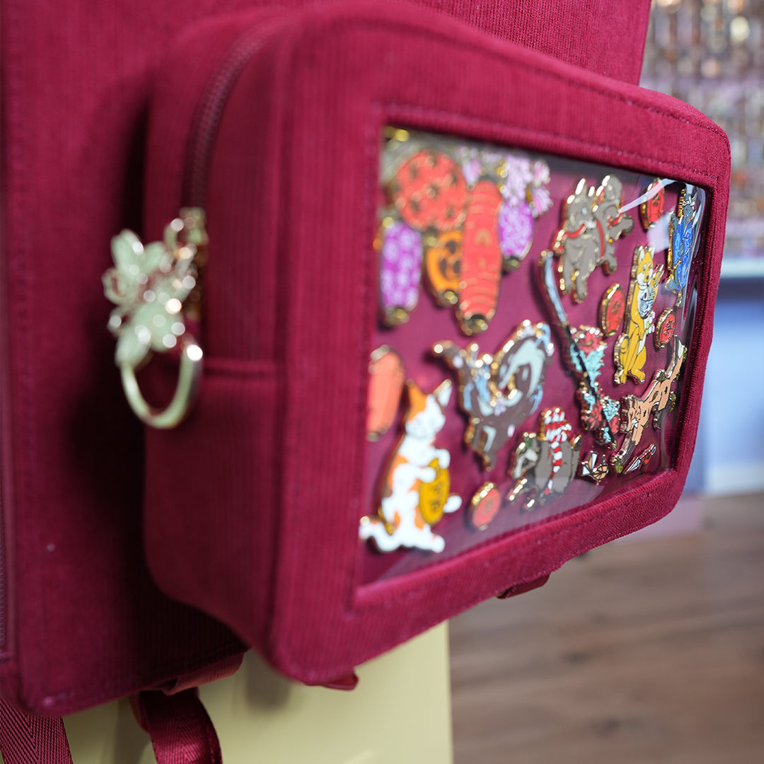katzenjammerpins-ita-bag-rucksack-rot-gold-hardware-fenster image 4