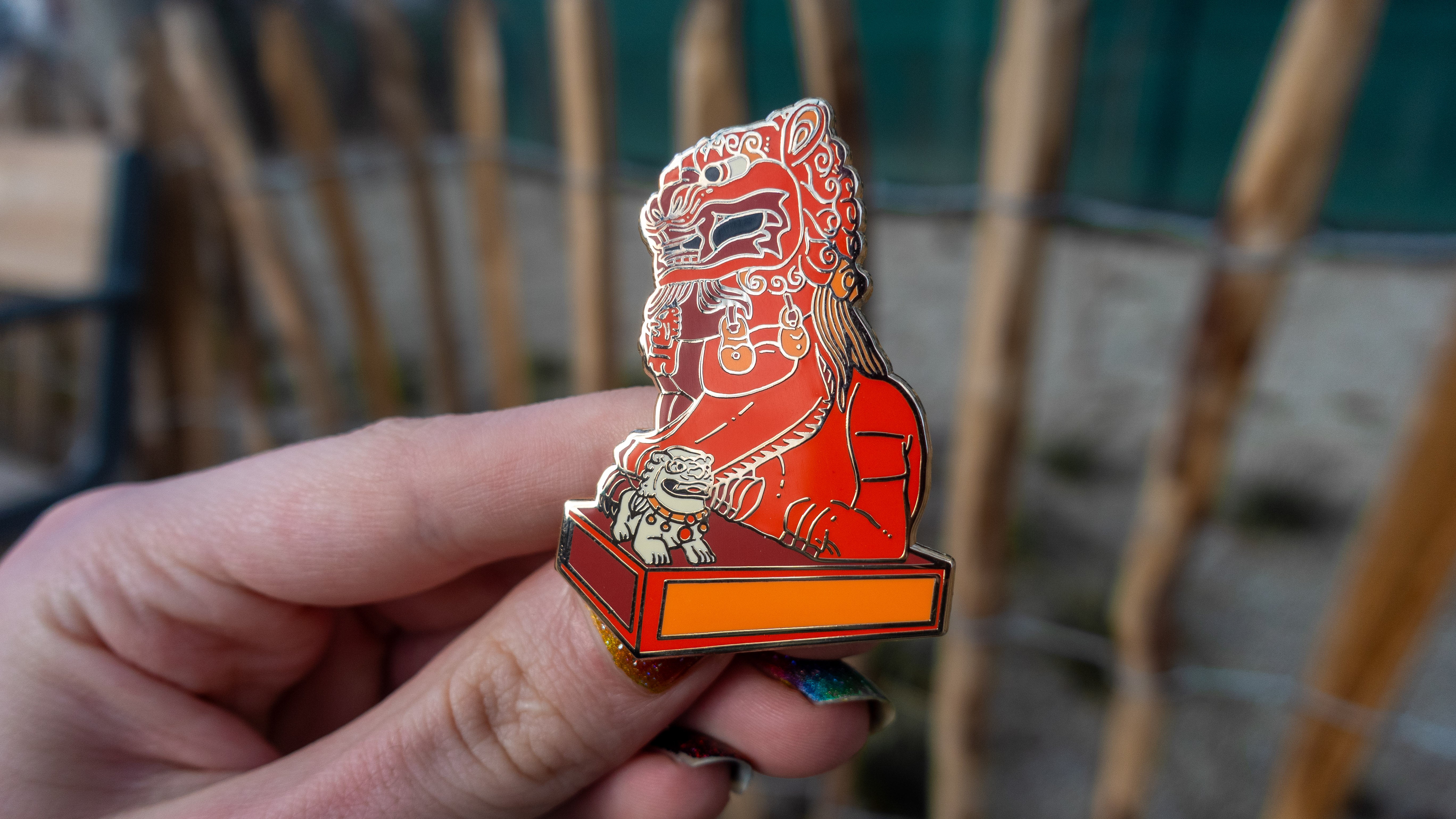 kabujiro-komainu-statue-emaille-pin-japan-schrein-55mm-gold image 2