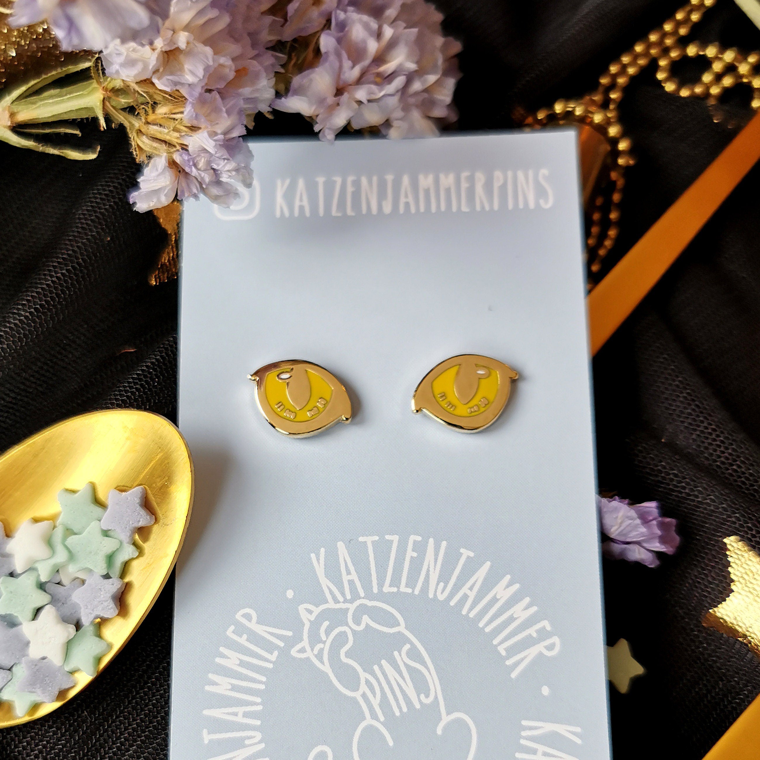 katzenjammerpins-cat-eyes-amber-glow-pin-kragenpins-2er image 2
