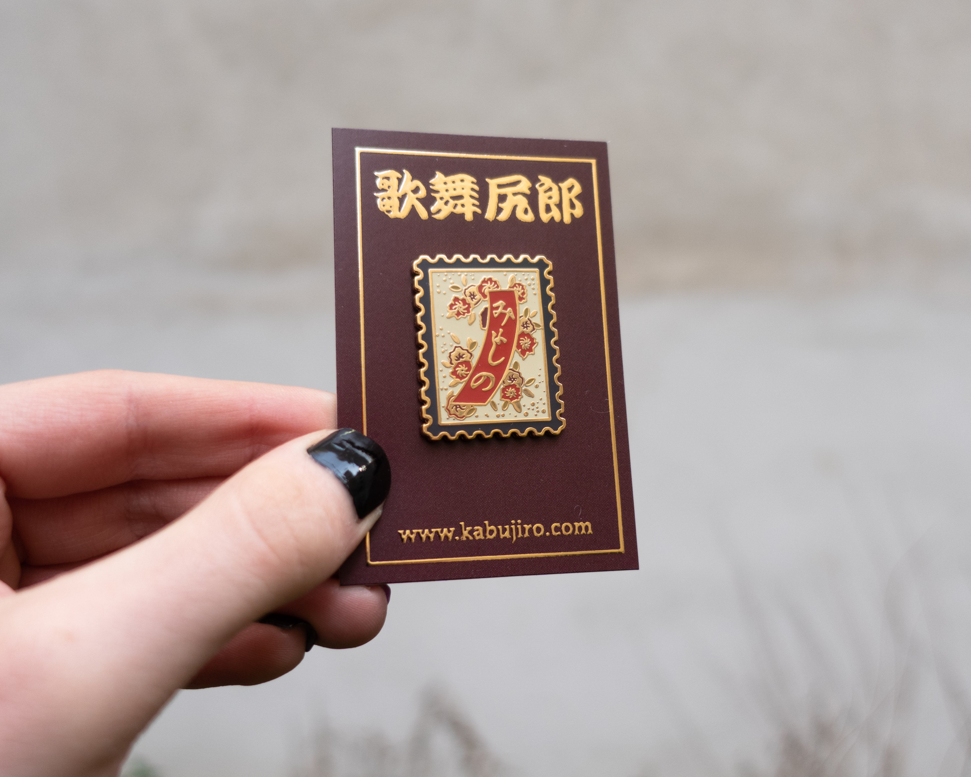 kabujiro-enamel-pins-hanafuda-stamp-banner-pin-35mm-gold image 3