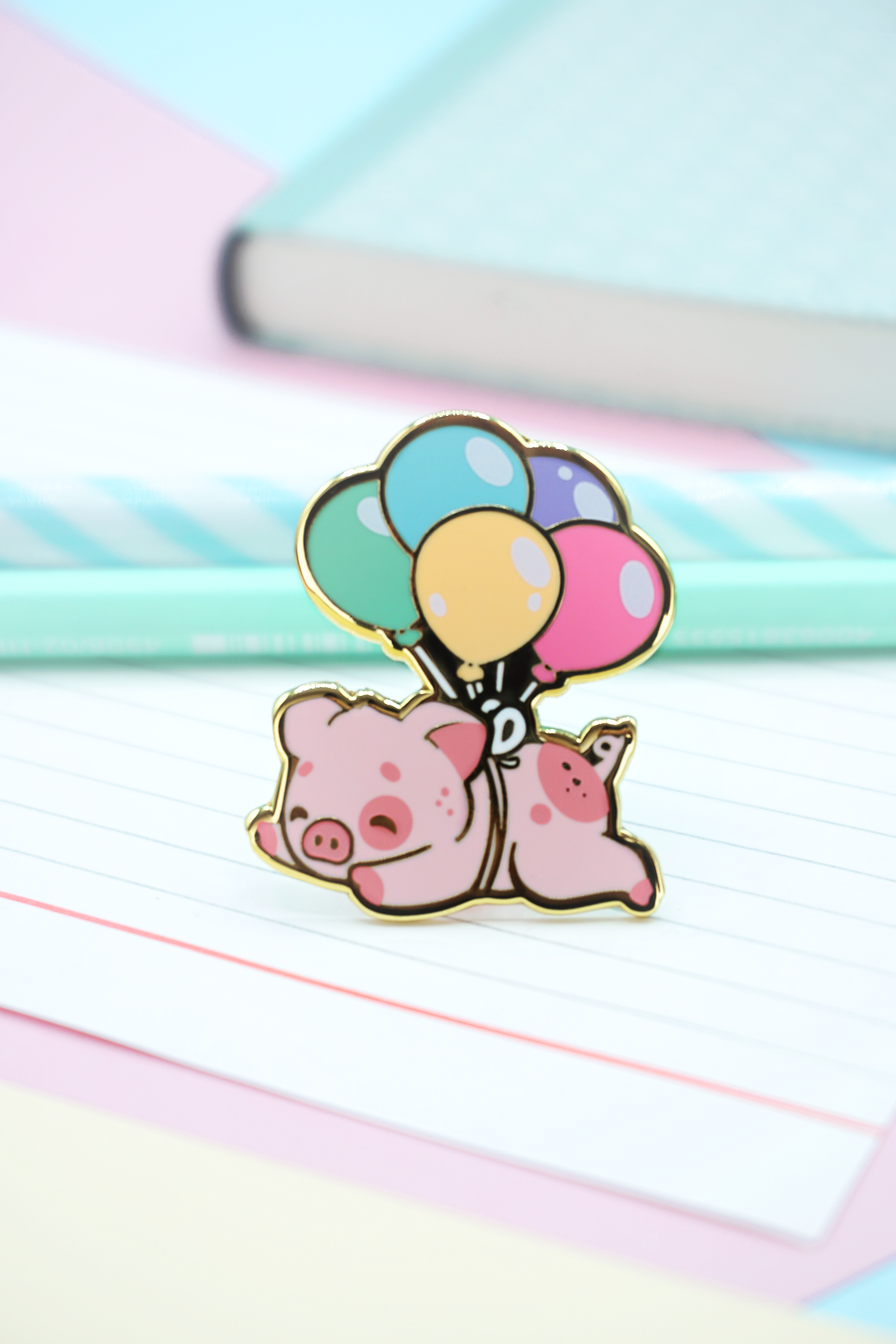 miamouz-enamel-pins-flying-piggy-pin-hartemaille-regenbogen image 4