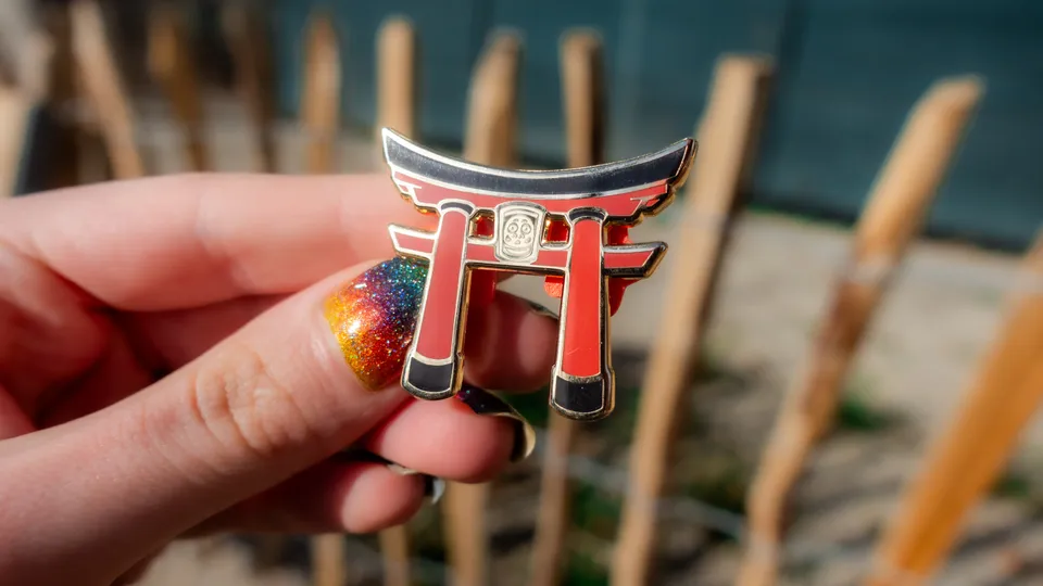 kabujiro-red-tori-gate-enamel-pin-schrein-30x35-mm-gold image 1
