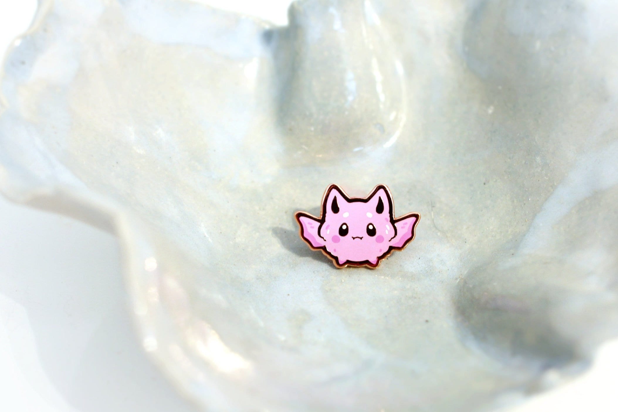 miamouz-tiny-bat-mini-emaille-pin-halloween-lila-25x18mm image 3