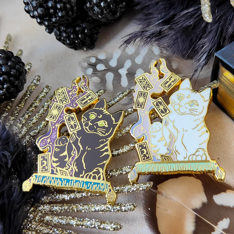 katzenjammerpins-fortune-cat-emaille-pin-schwarz-gold image 1
