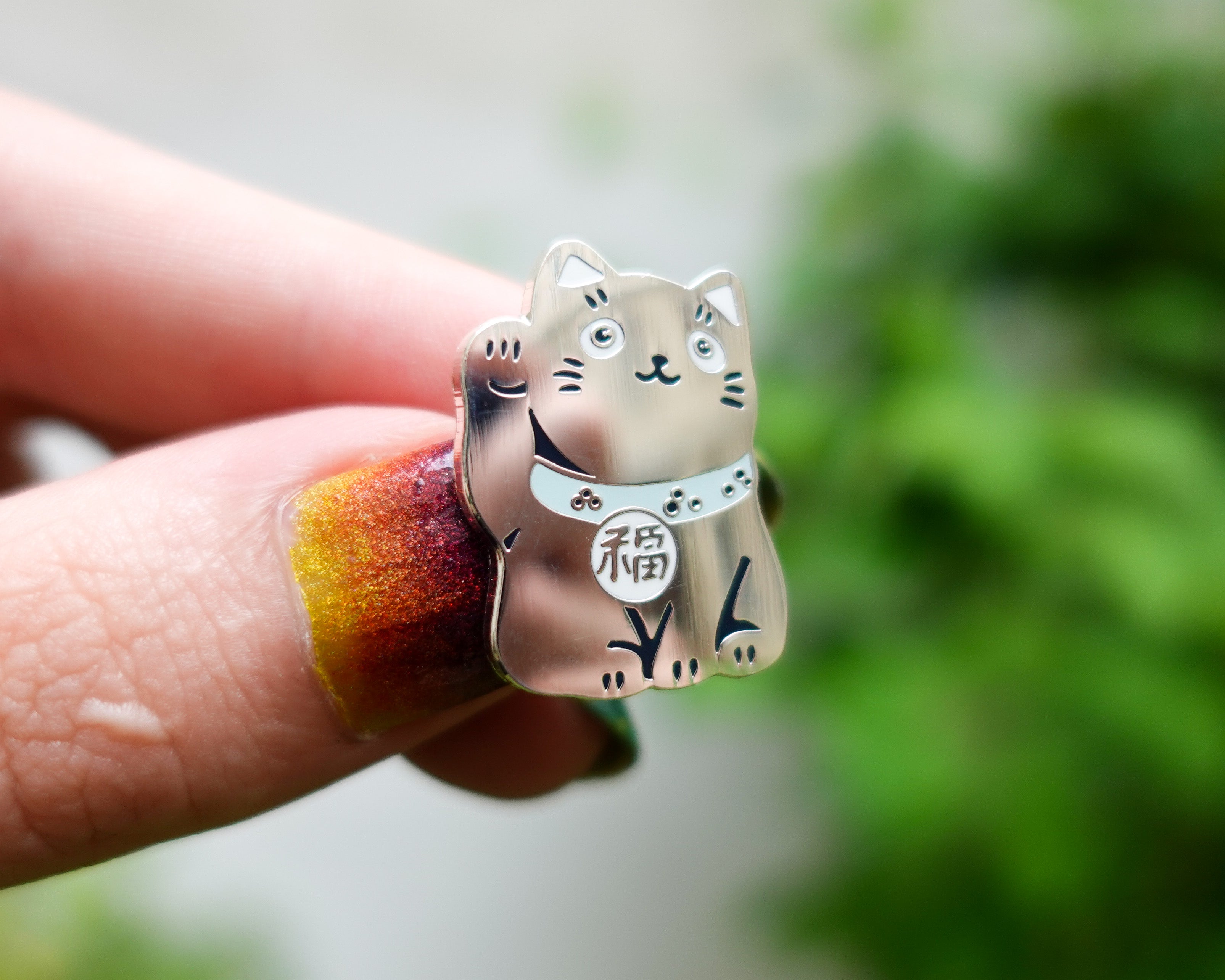 kabujiro-lucky-cat-enamel-pin-25mm-gold-gl-ckskatze image 4