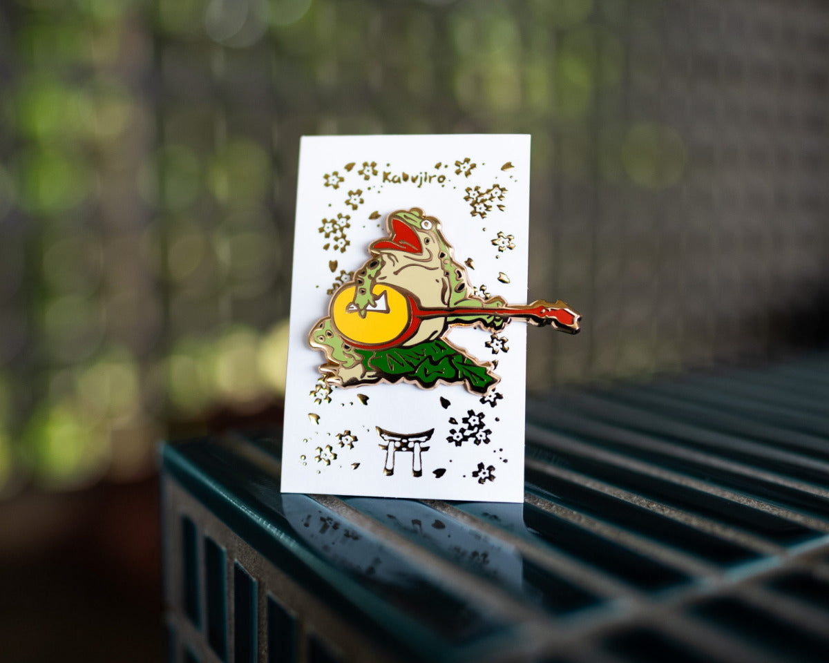 kabujiro-animal-circus-singing-frog-emaille-pin-60mm image 1