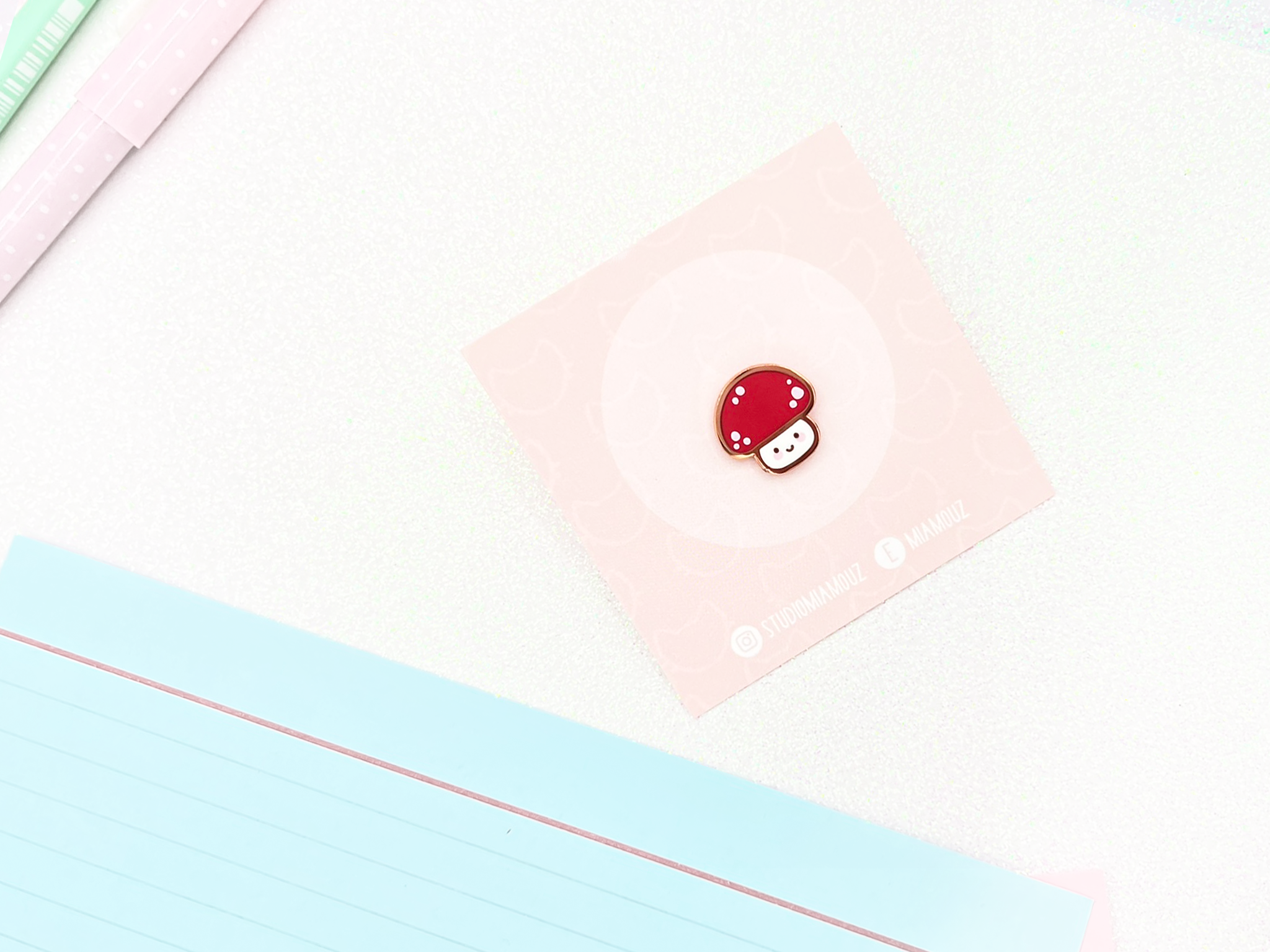 miamouz-tiny-happy-mushroom-emaille-pin-14mm-rot image 3
