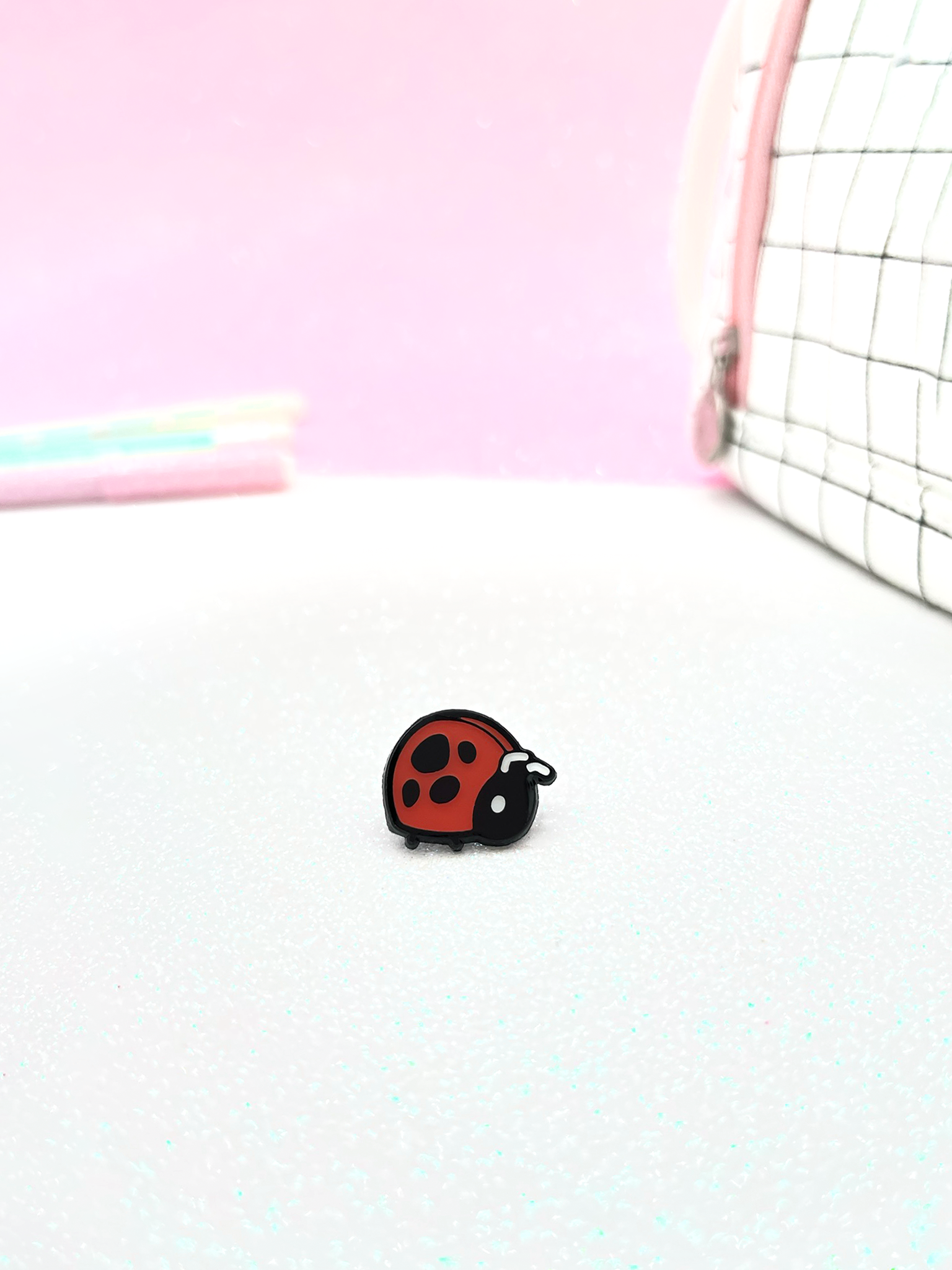 miamouz-tiny-ladybug-emaille-pin-mini-marienk-fer-rot image 4
