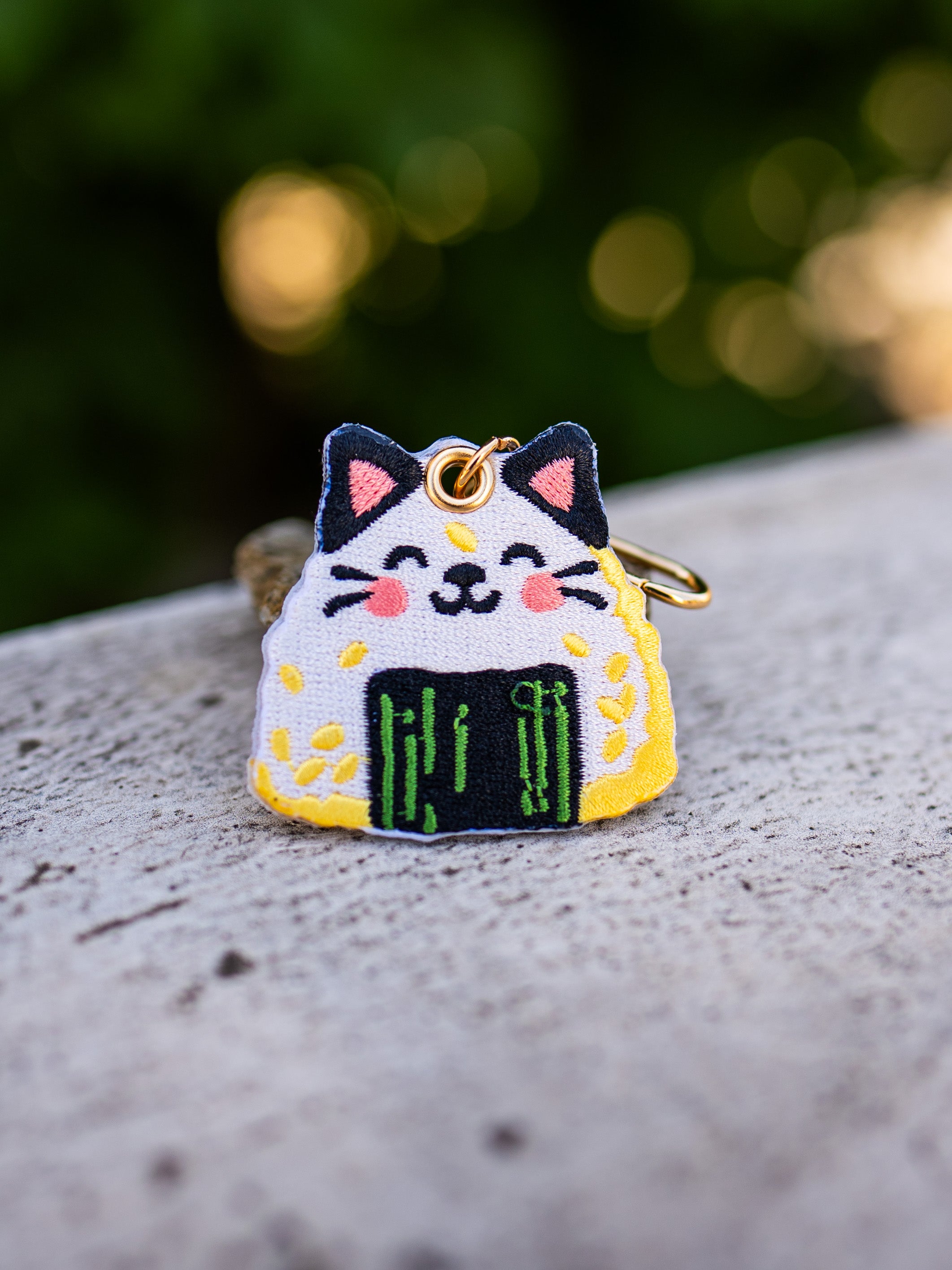 kabujiro-onigiri-cat-schl-sselanh-nger-bestickt-doppelseitig image 1