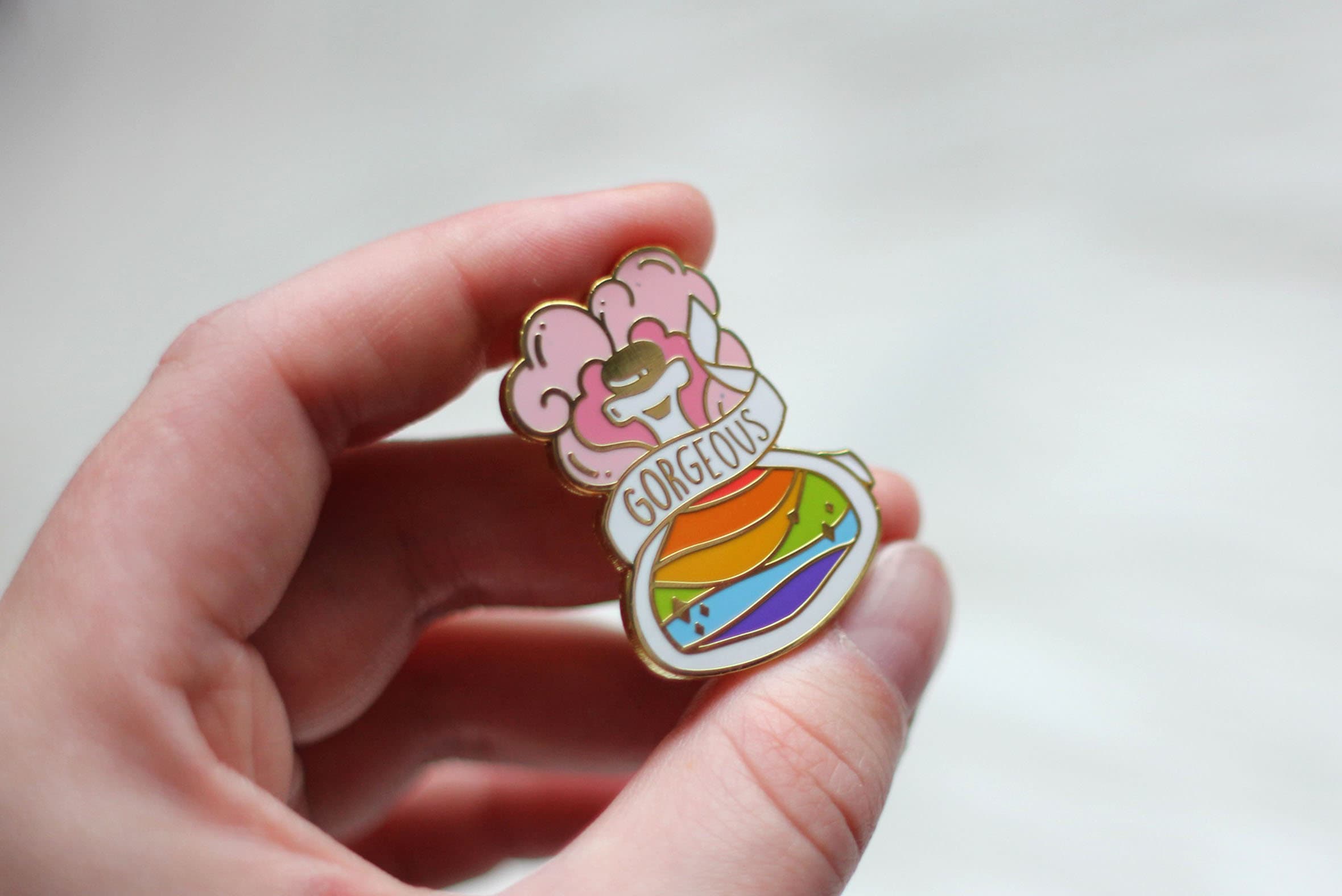 miamouz-pride-potion-emaille-pin-regenbogenflagge-gold image 2