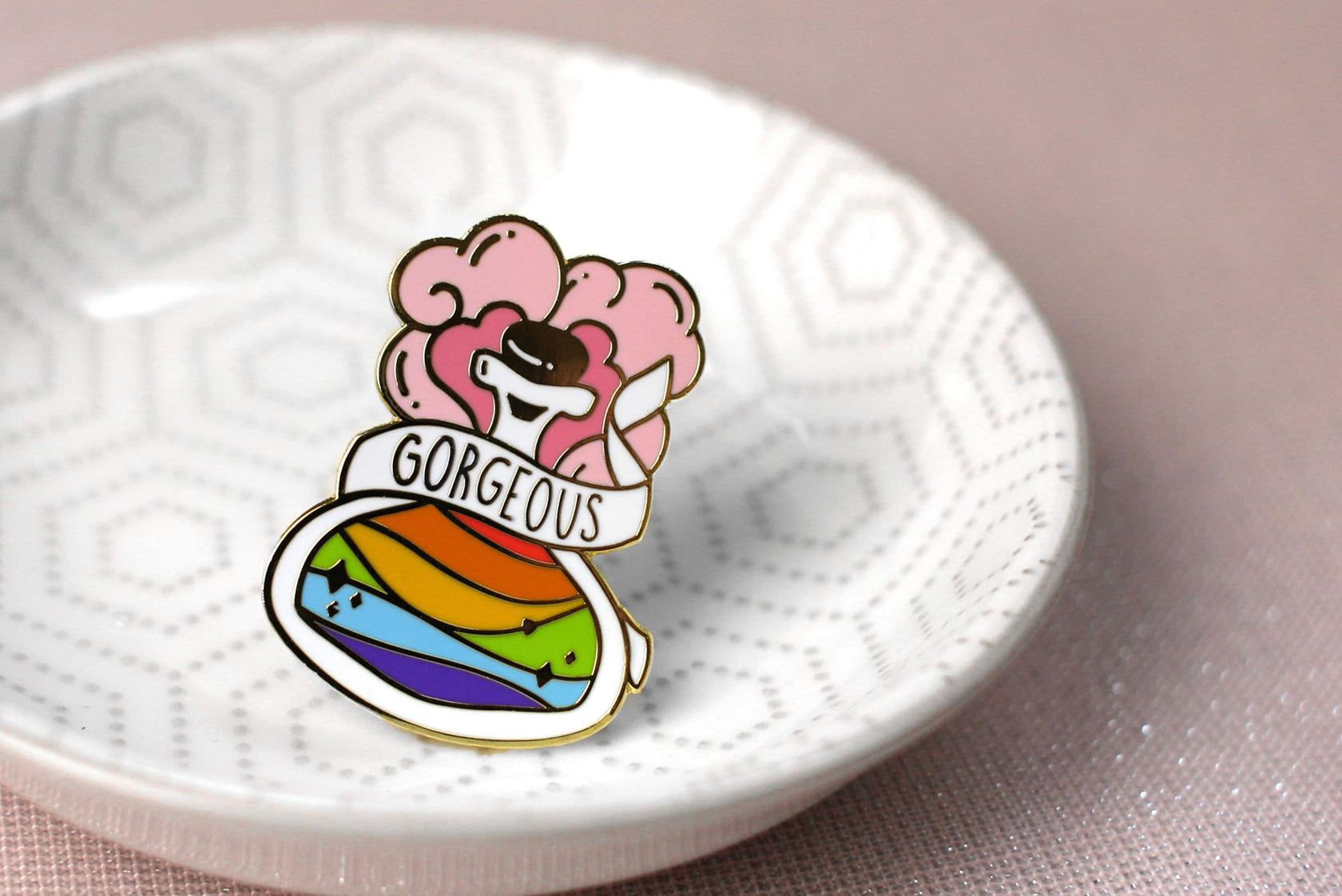 miamouz-pride-potion-emaille-pin-regenbogenflagge-gold image 4