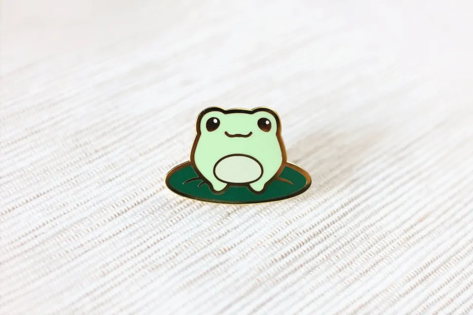 miamouz-enamel-pins-frog-on-lilypad-pin-gold-30-mm image 1
