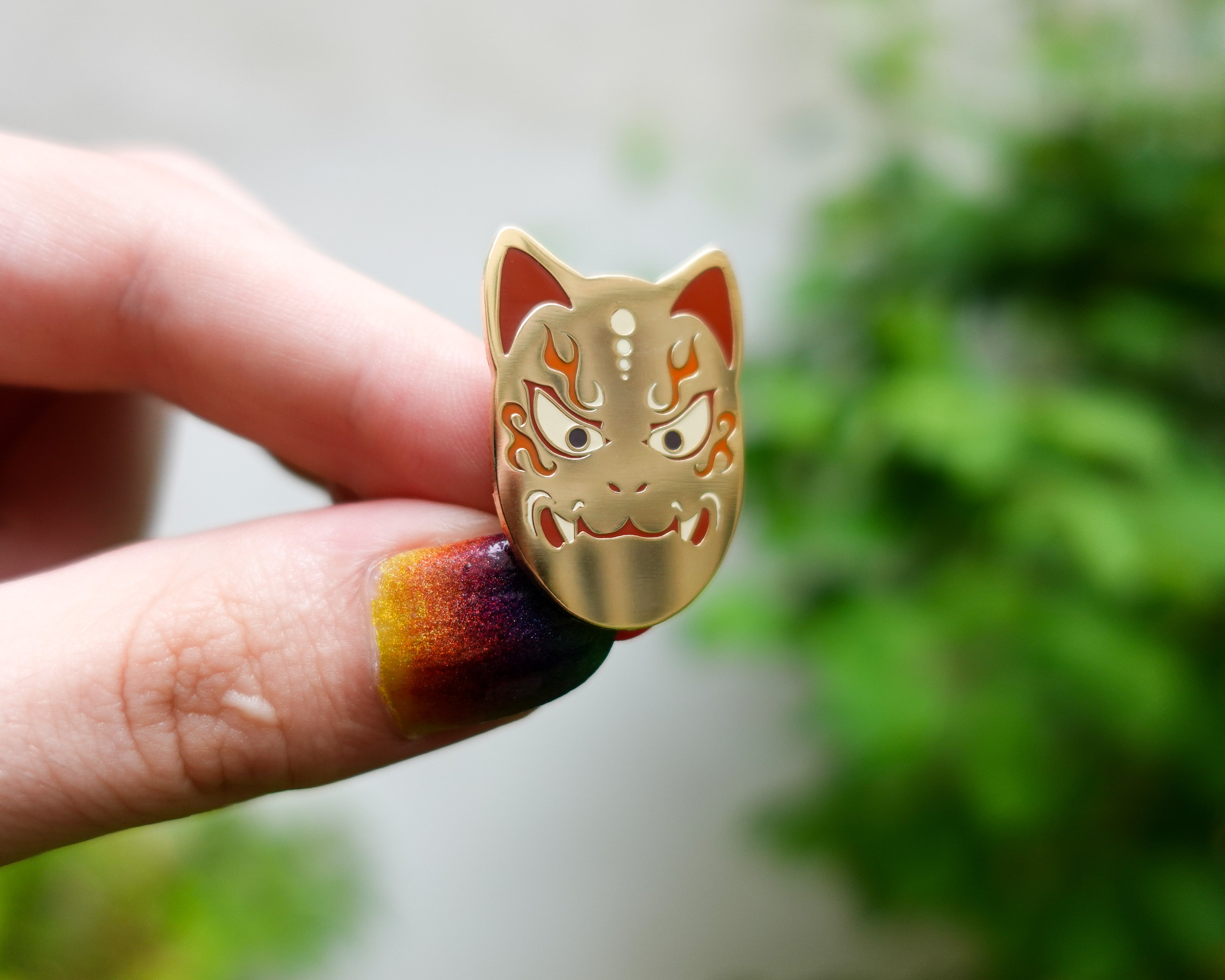 kabujiro-kitsune-mask-emaille-pin-gold-30-mm image 3