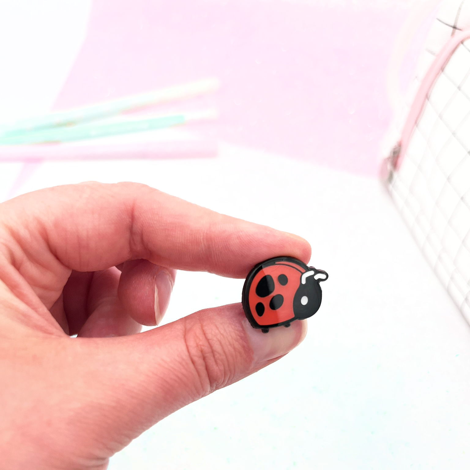 miamouz-tiny-ladybug-emaille-pin-mini-marienk-fer-rot image 3