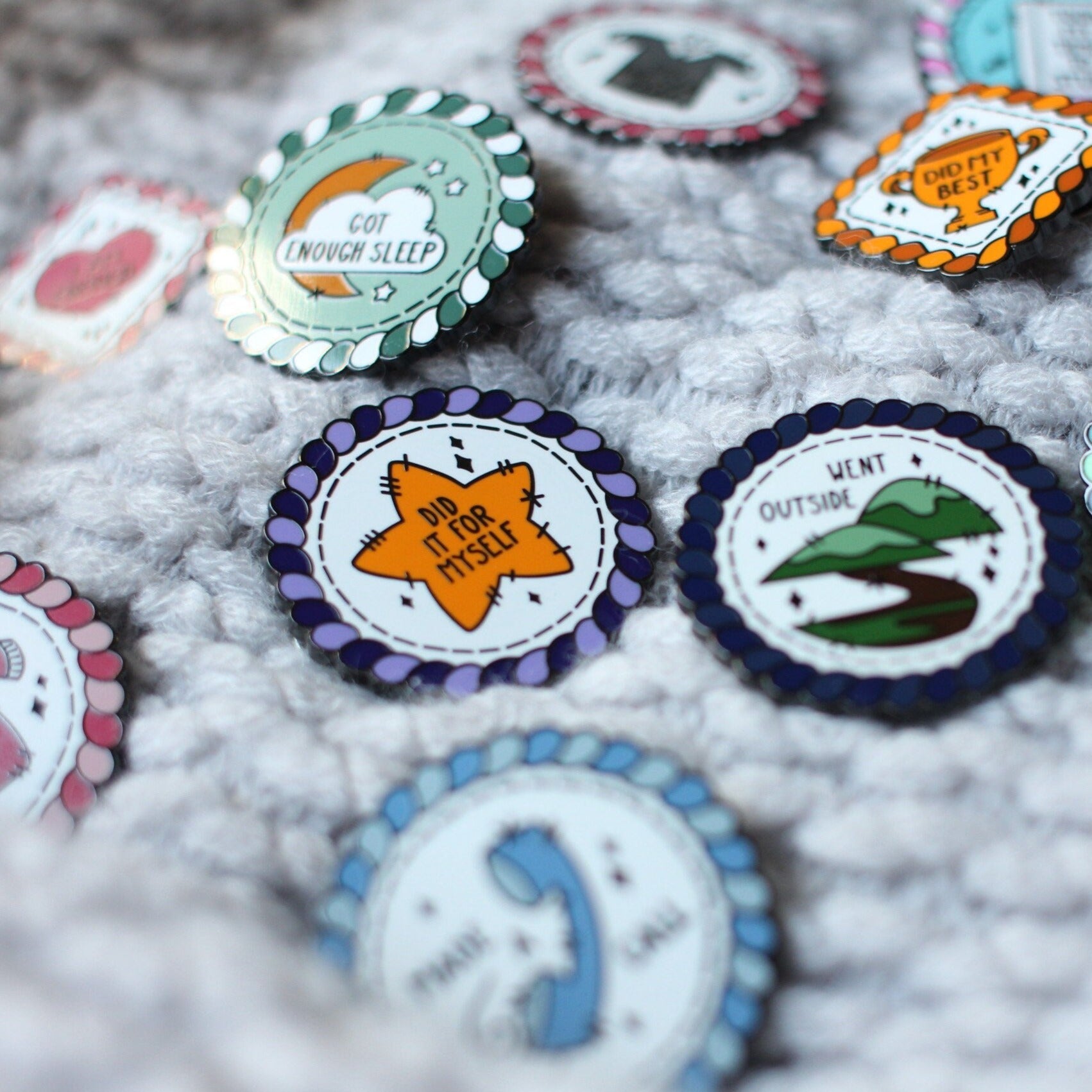 miamouz-self-care-emaille-pins-5er-set-berraschung image 2
